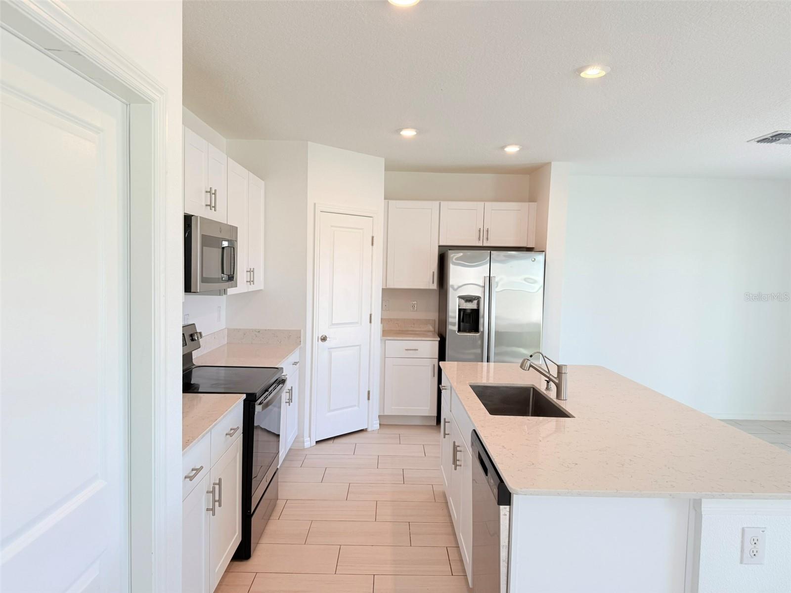 11737 RADIANT SHORE LOOP, SAN ANTONIO, FL, 33576