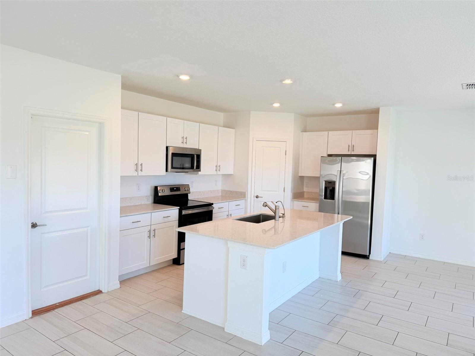 11737 RADIANT SHORE LOOP, SAN ANTONIO, FL, 33576