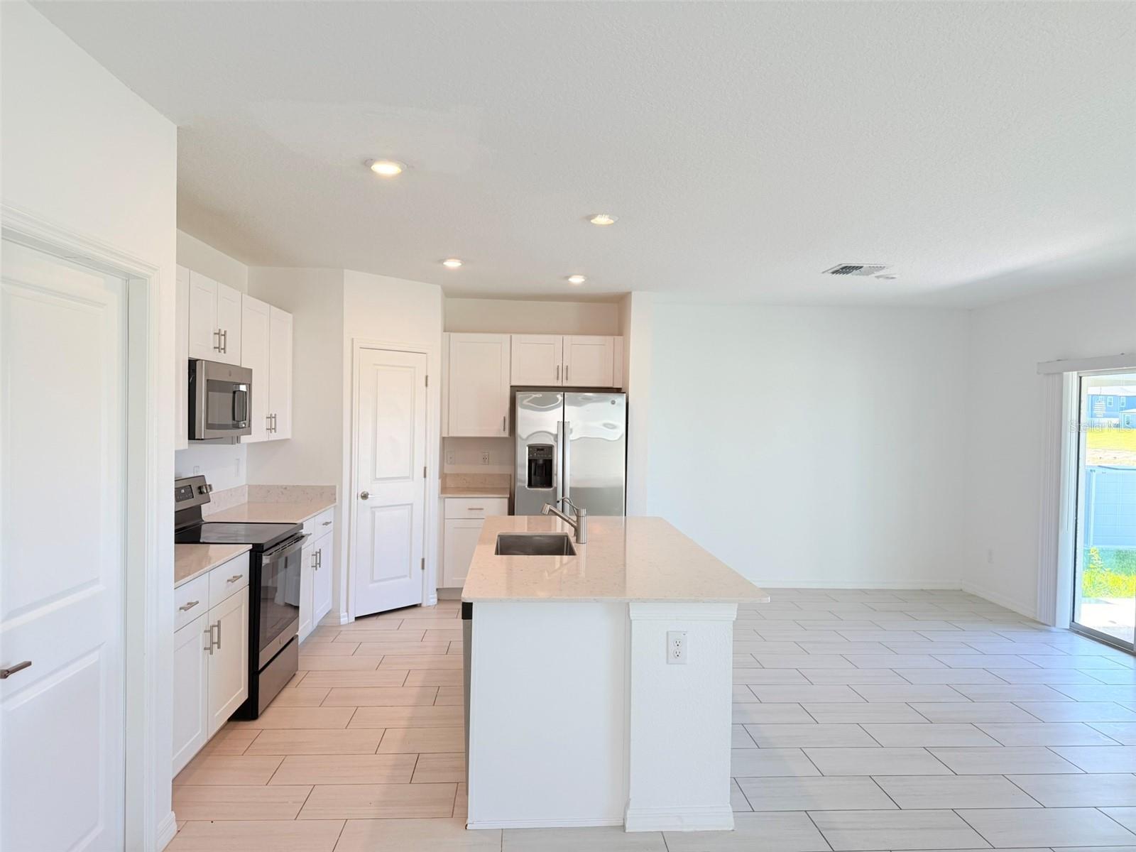 11737 RADIANT SHORE LOOP, SAN ANTONIO, FL, 33576