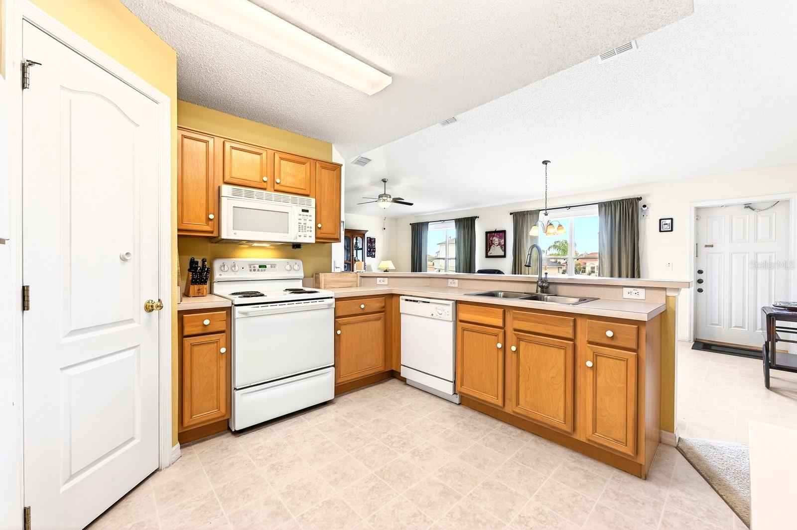 416 LAKEVIEW RD, KISSIMMEE, FL, 34759