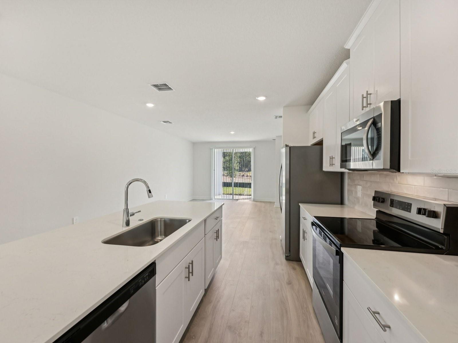 887 SUNSHOWER DR, LADY LAKE, FL, 32159