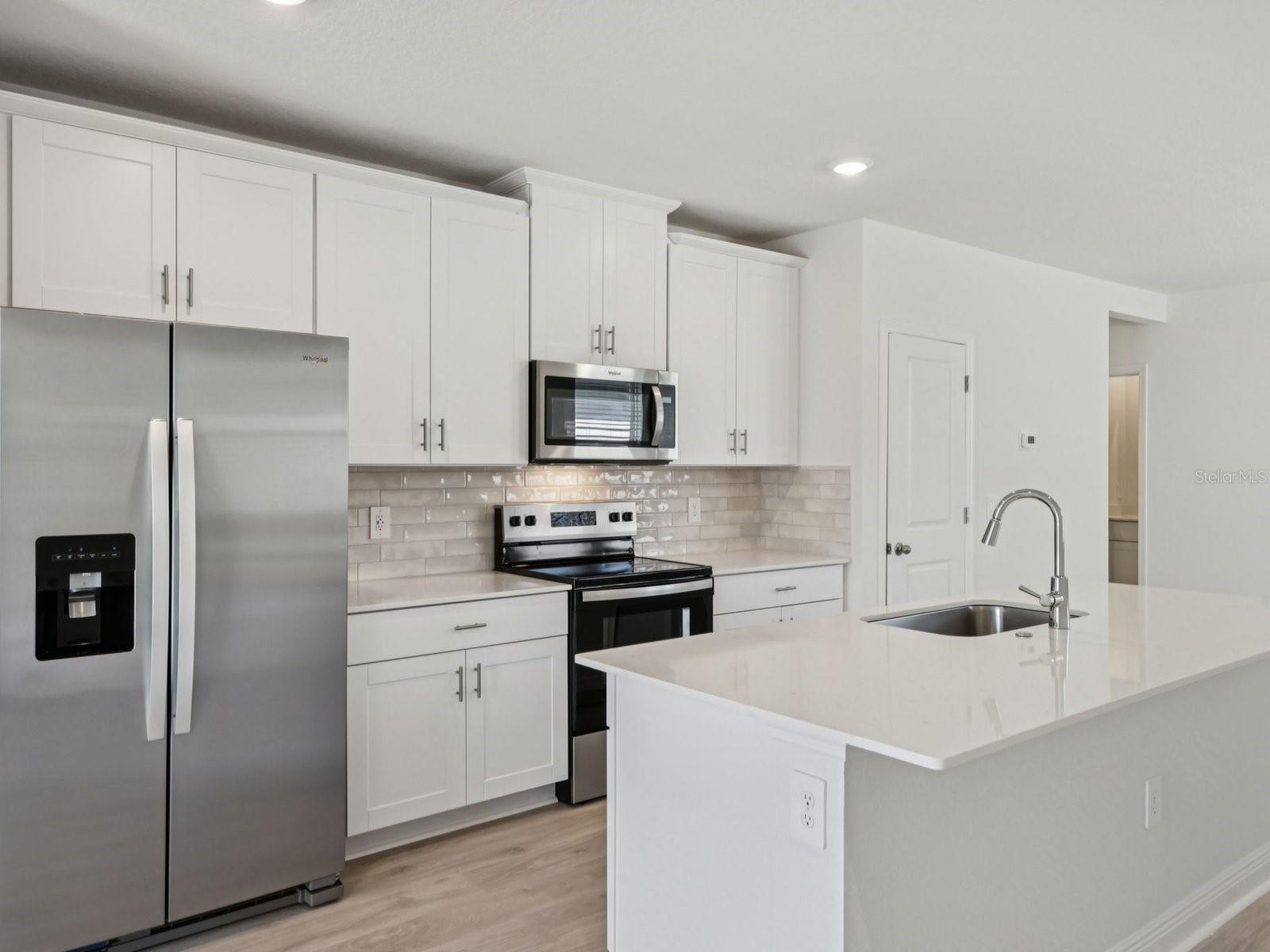 887 SUNSHOWER DR, LADY LAKE, FL, 32159
