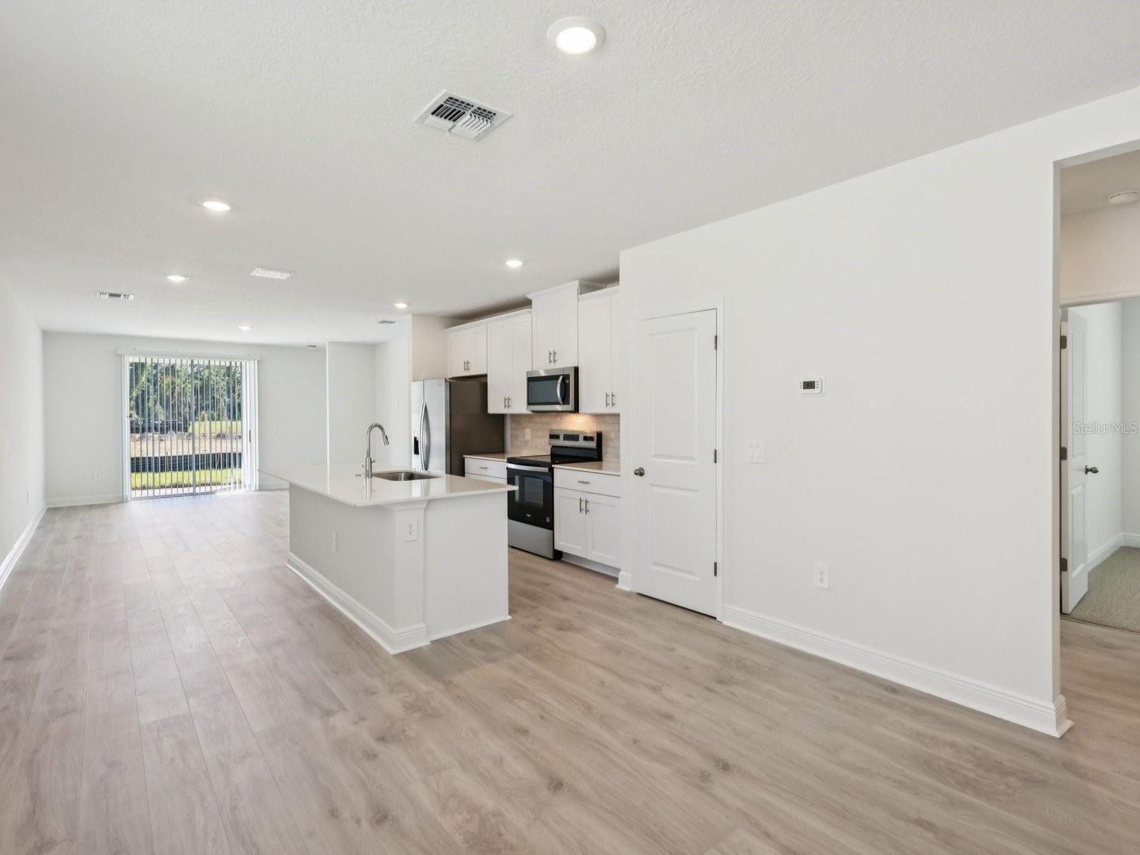 887 SUNSHOWER DR, LADY LAKE, FL, 32159