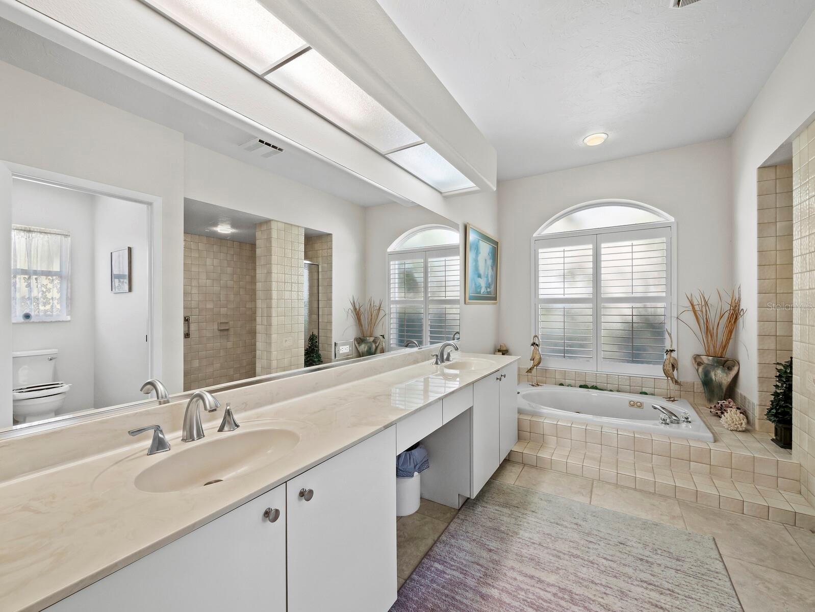 8615 WOODBRIAR DR, SARASOTA, FL, 34238