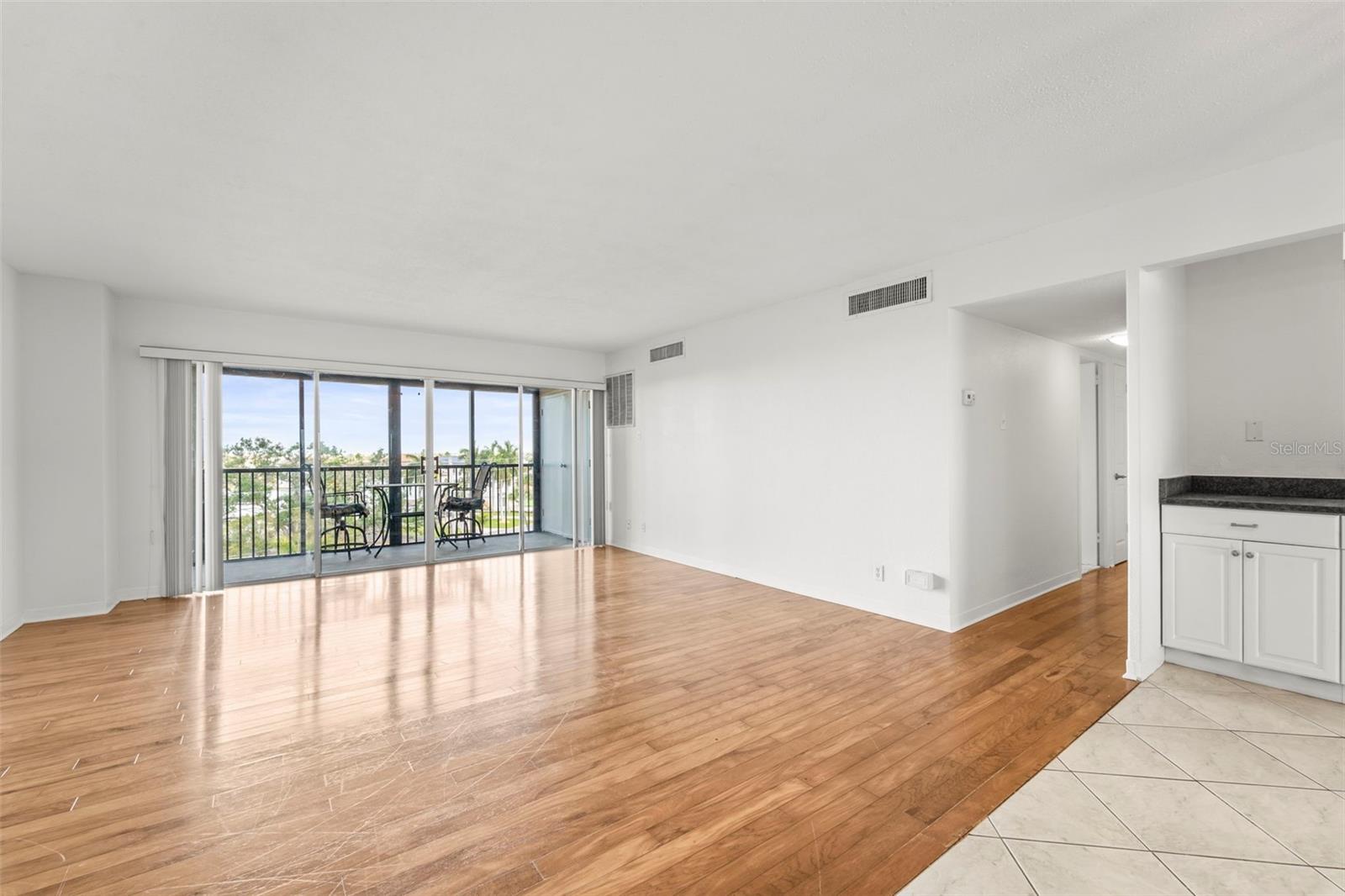 10355 PARADISE BLVD #403, TREASURE ISLAND, FL, 33706