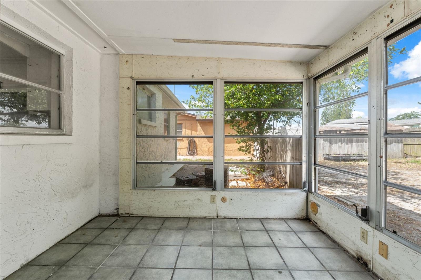 1050 SAXON LN, HOLIDAY, FL, 34691