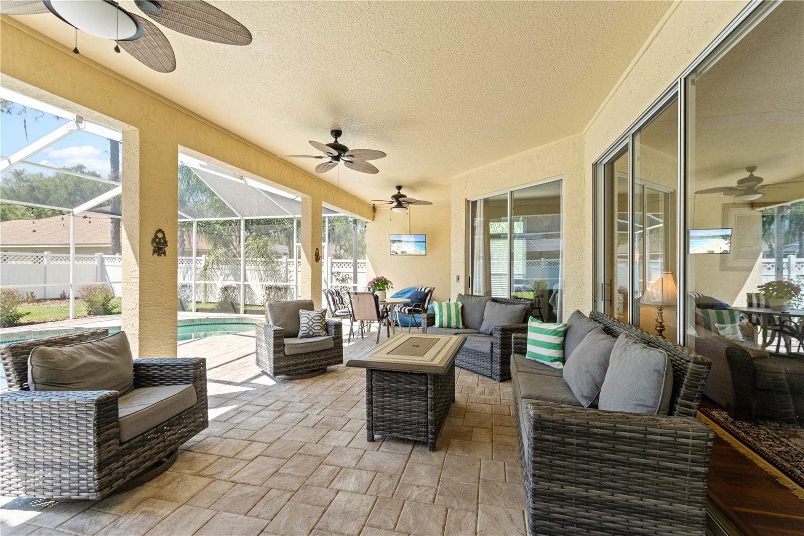 8715 HIDDEN GREEN LN, TAMPA, FL, 33647