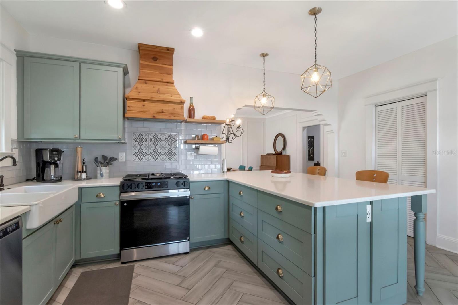 1601 E POWHATAN AVE, TAMPA, FL, 33610