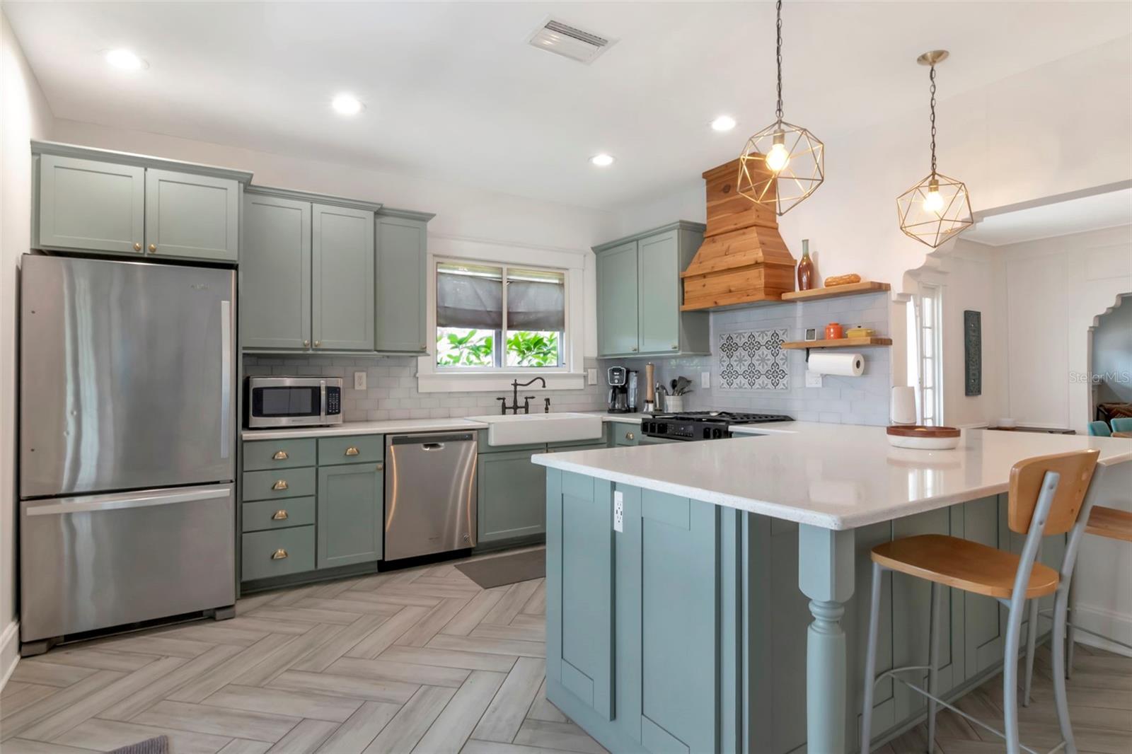 1601 E POWHATAN AVE, TAMPA, FL, 33610