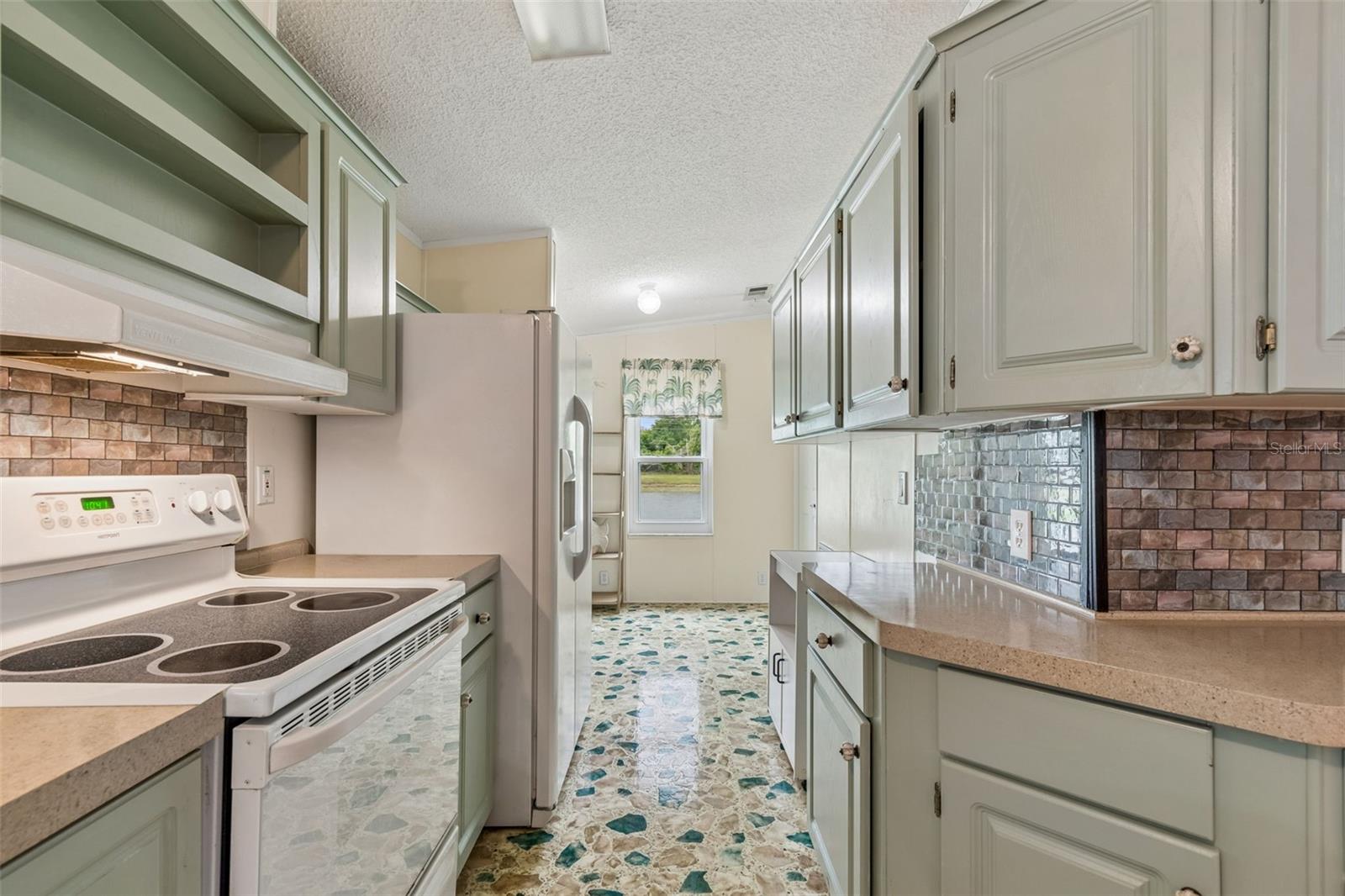 37644 PINATA AVE, ZEPHYRHILLS, FL, 33541