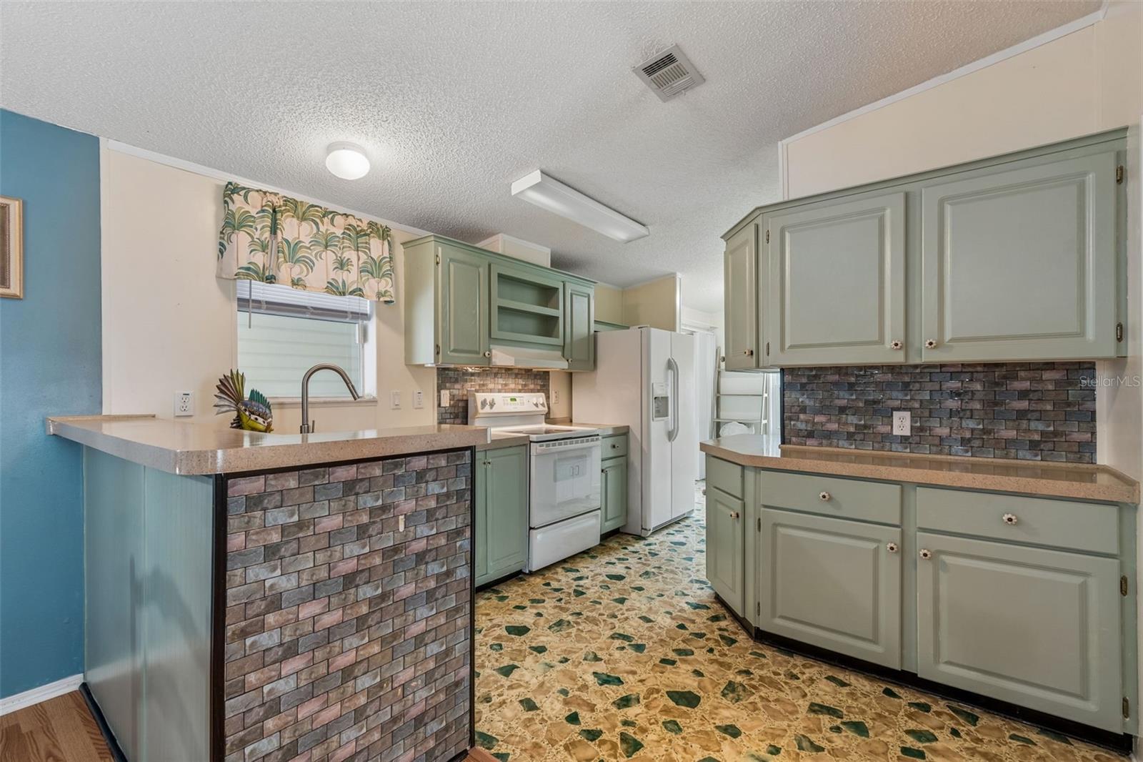 37644 PINATA AVE, ZEPHYRHILLS, FL, 33541