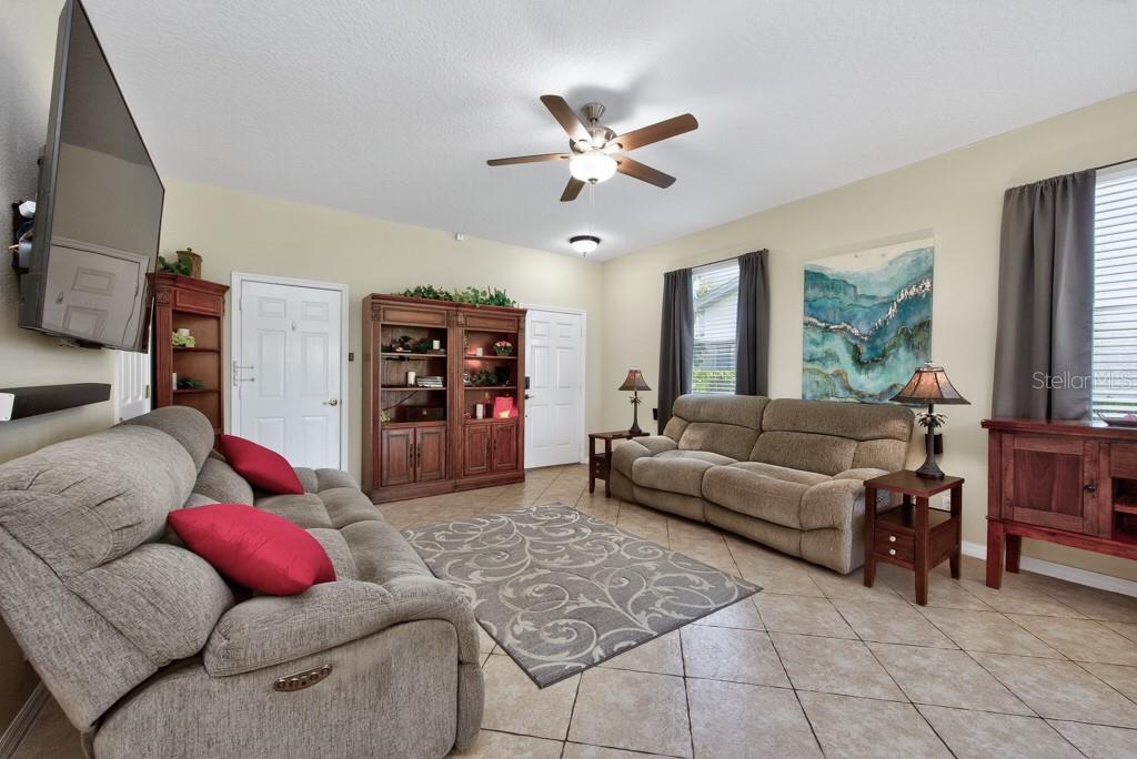 1063 PASEO DEL RIO NE, ST PETERSBURG, FL, 33702