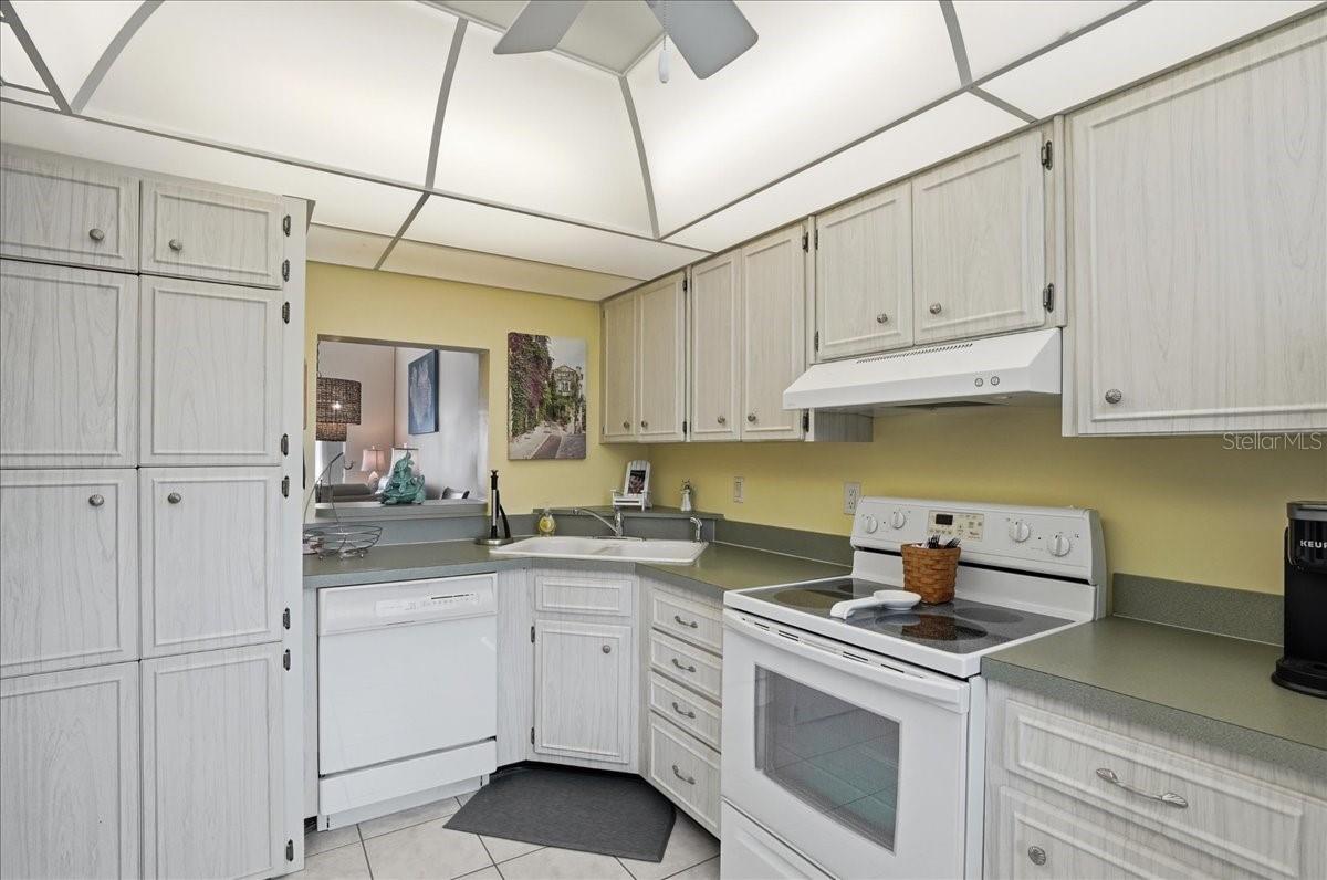 755 VILLAGE CIR #203, VENICE, FL, 34292