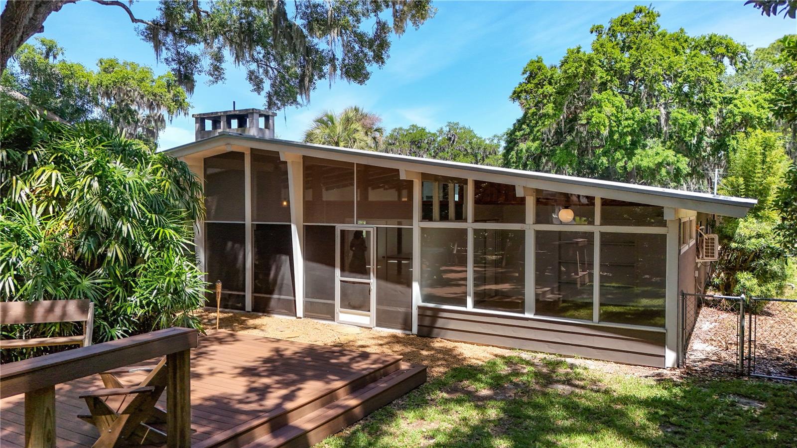 719 W NELSON ST, TAVARES, FL, 32778