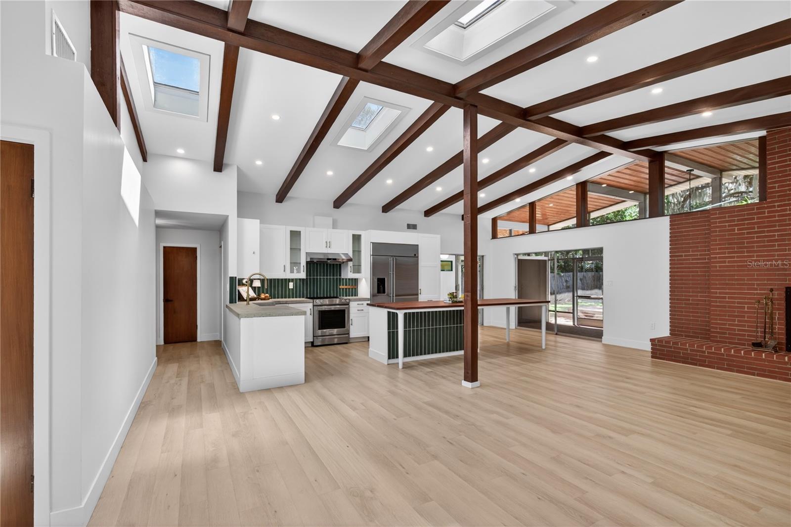 719 W NELSON ST, TAVARES, FL, 32778