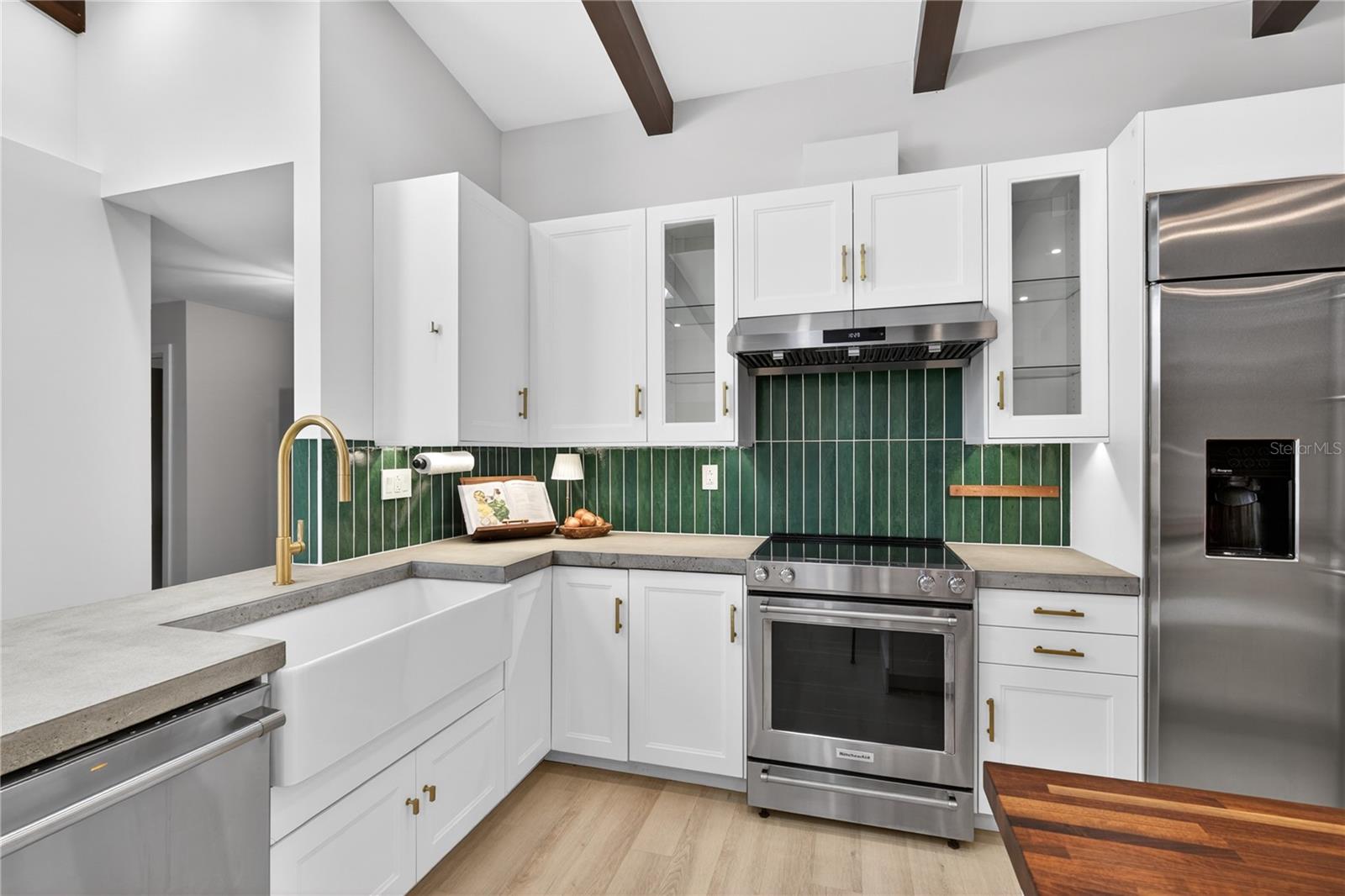 719 W NELSON ST, TAVARES, FL, 32778