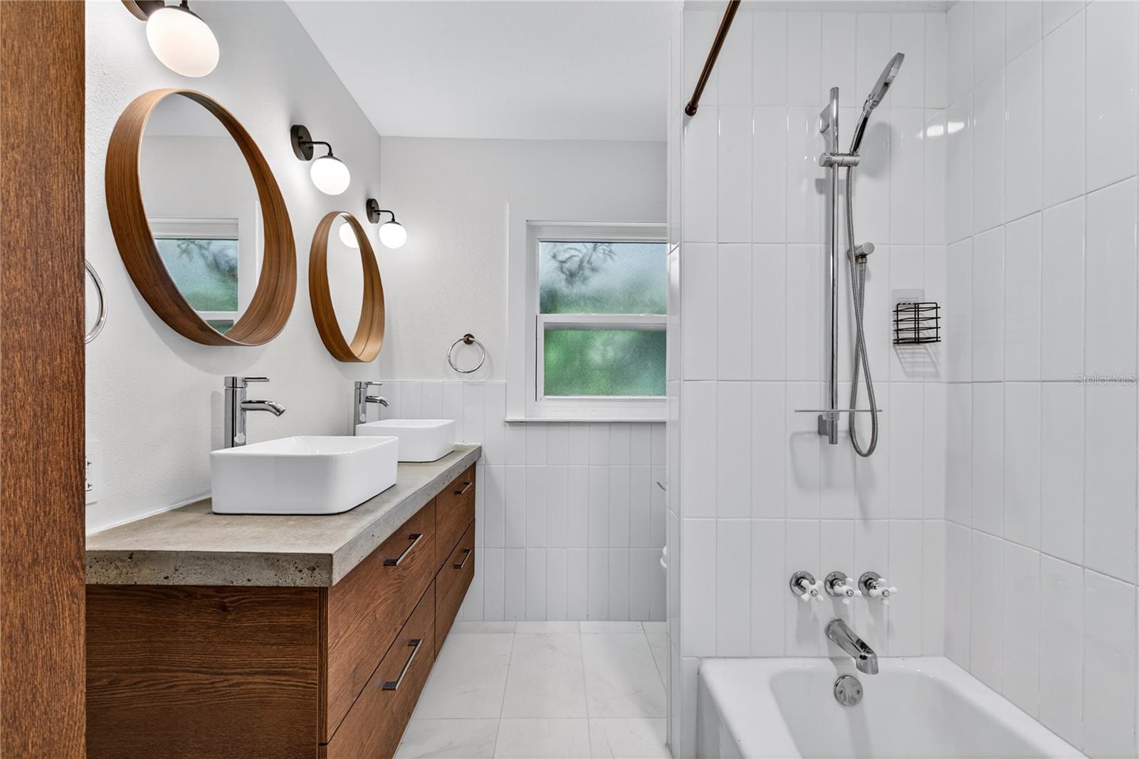 719 W NELSON ST, TAVARES, FL, 32778