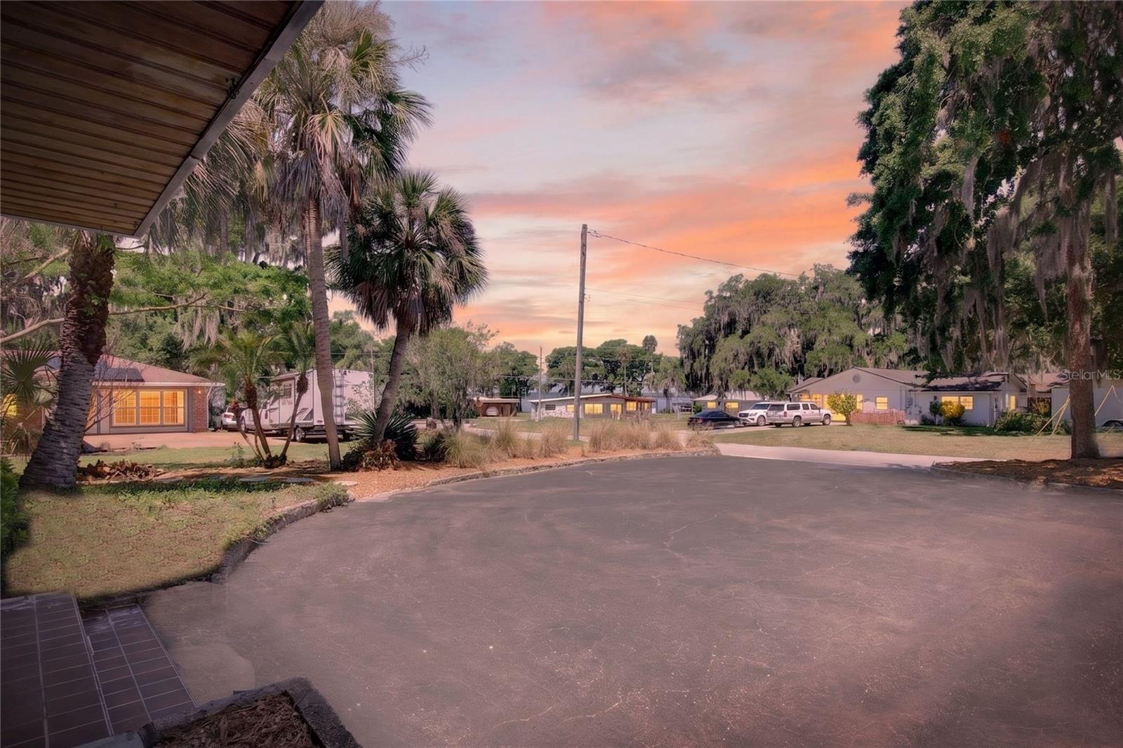 719 W NELSON ST, TAVARES, FL, 32778