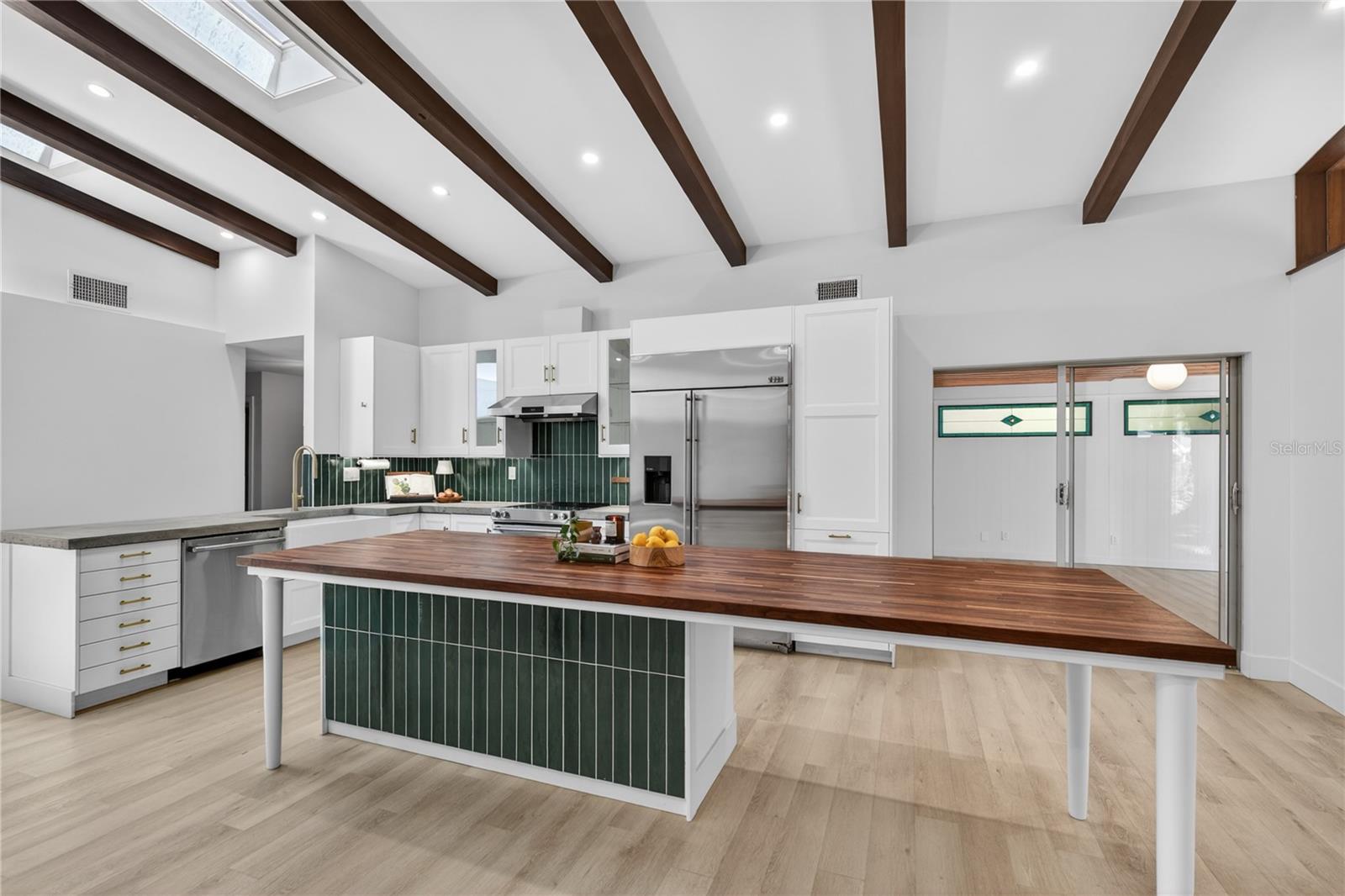 719 W NELSON ST, TAVARES, FL, 32778