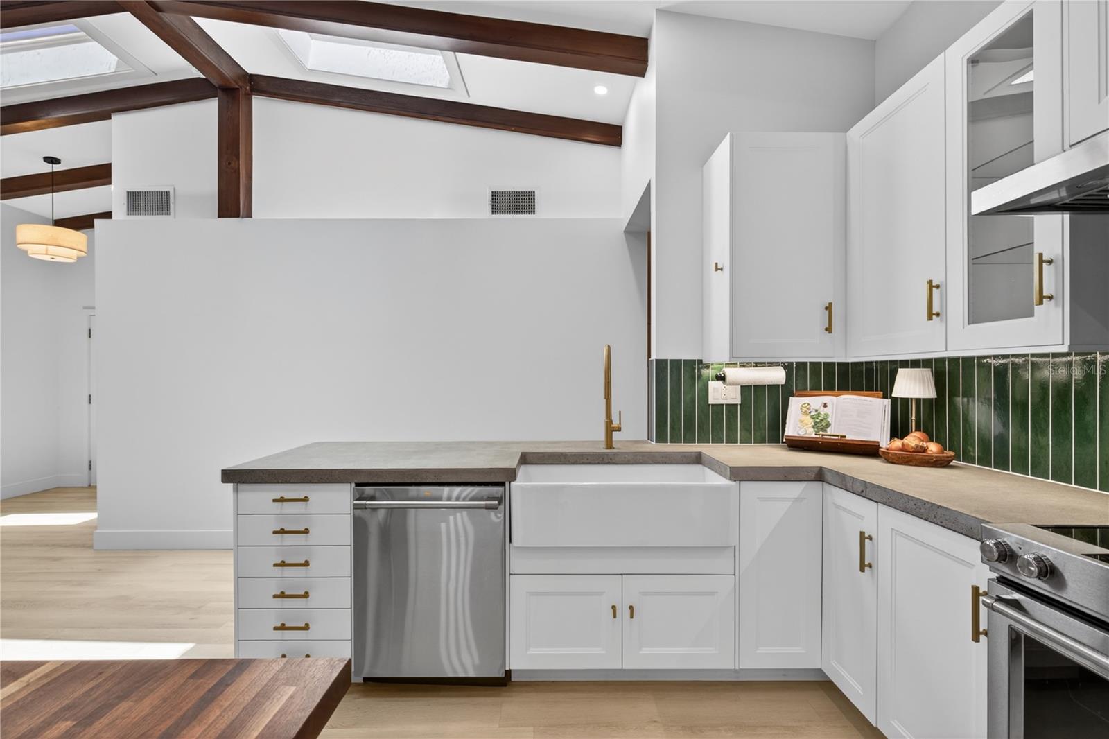 719 W NELSON ST, TAVARES, FL, 32778