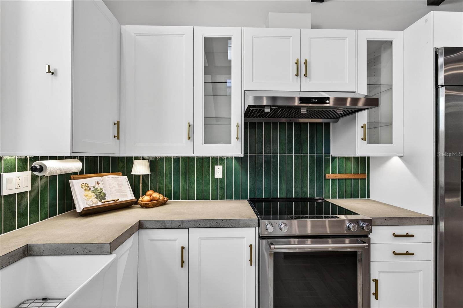 719 W NELSON ST, TAVARES, FL, 32778