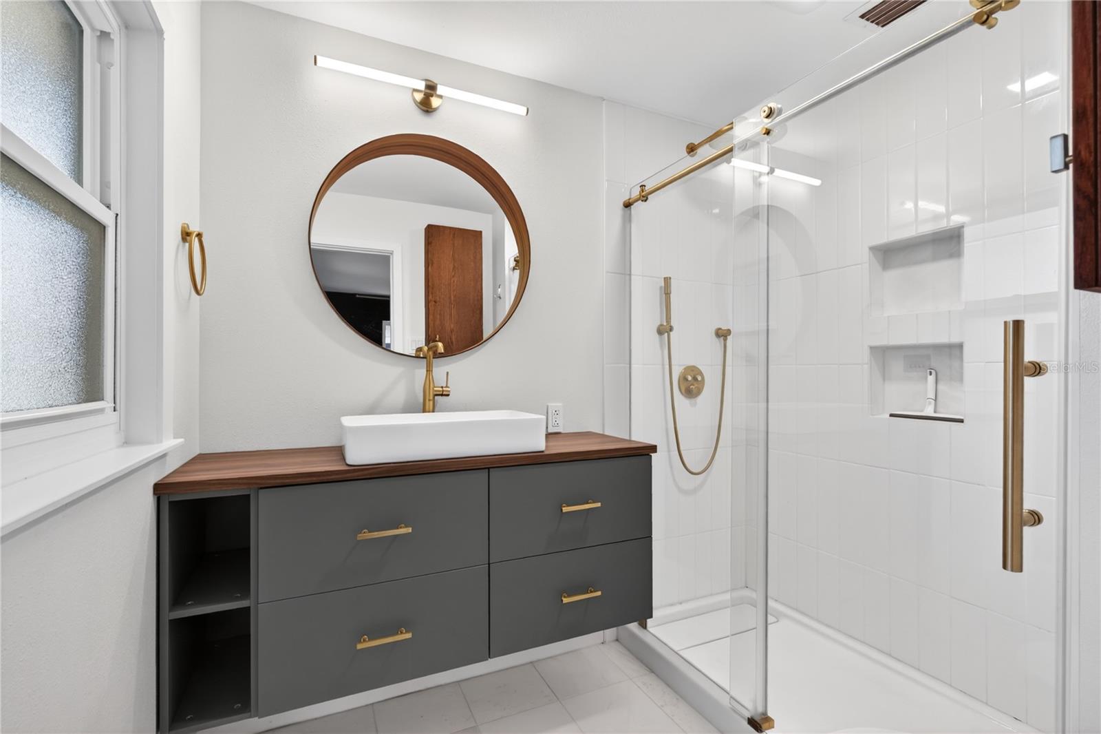 719 W NELSON ST, TAVARES, FL, 32778