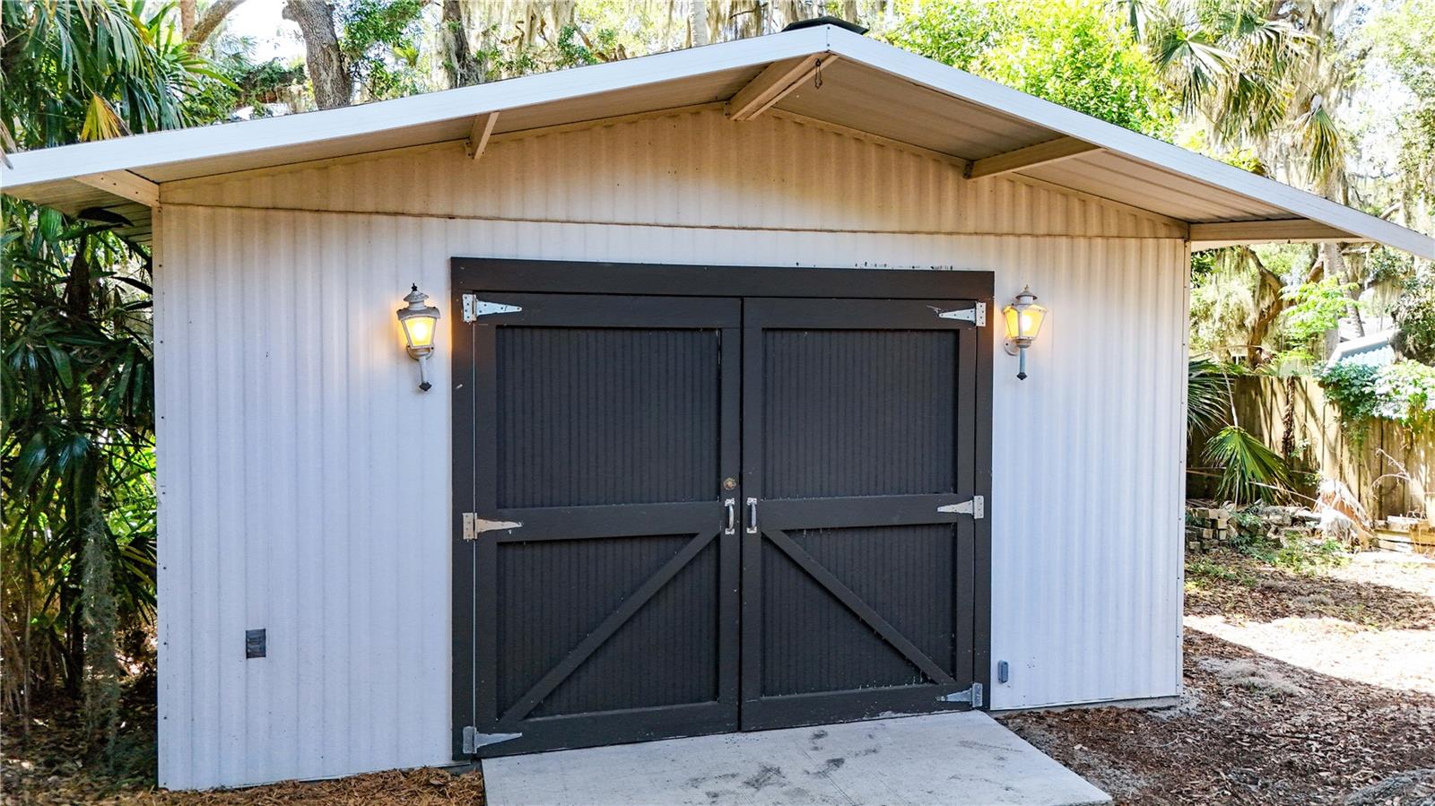 719 W NELSON ST, TAVARES, FL, 32778