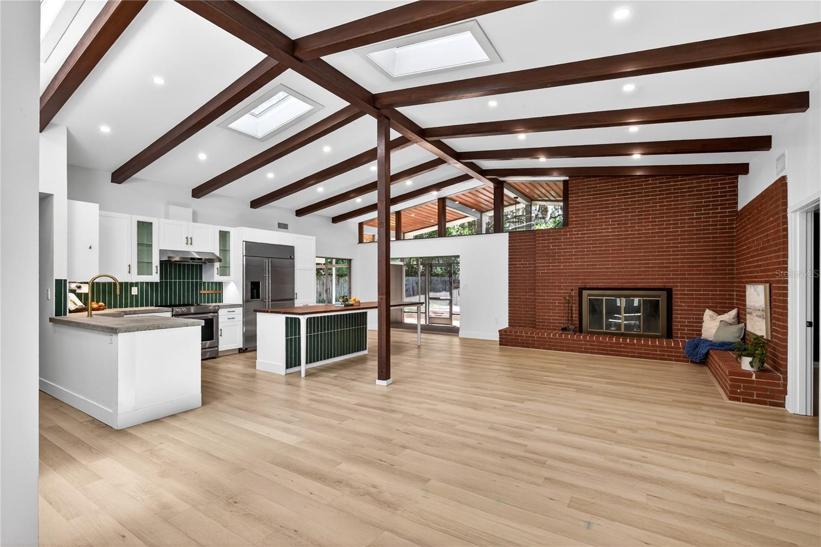 719 W NELSON ST, TAVARES, FL, 32778