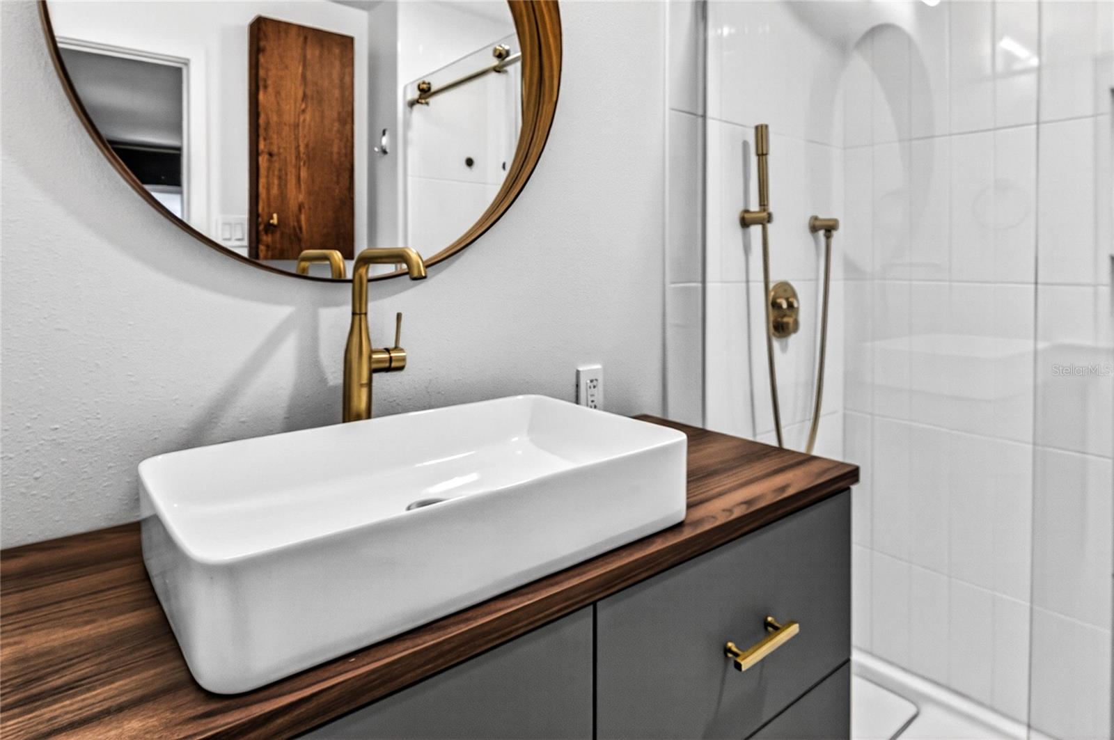 719 W NELSON ST, TAVARES, FL, 32778