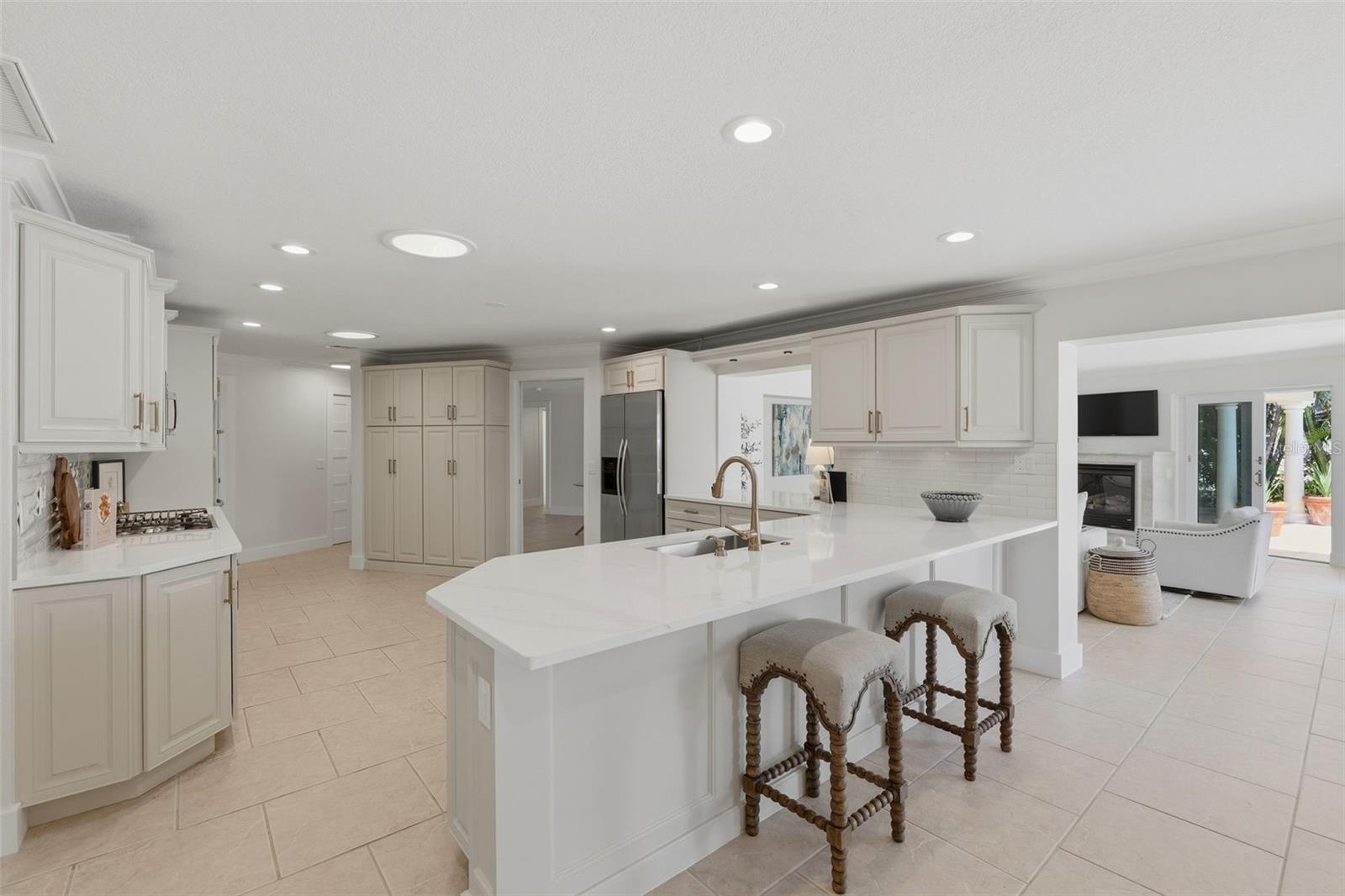 2080 HAWAII AVE NE, ST PETERSBURG, FL, 33703