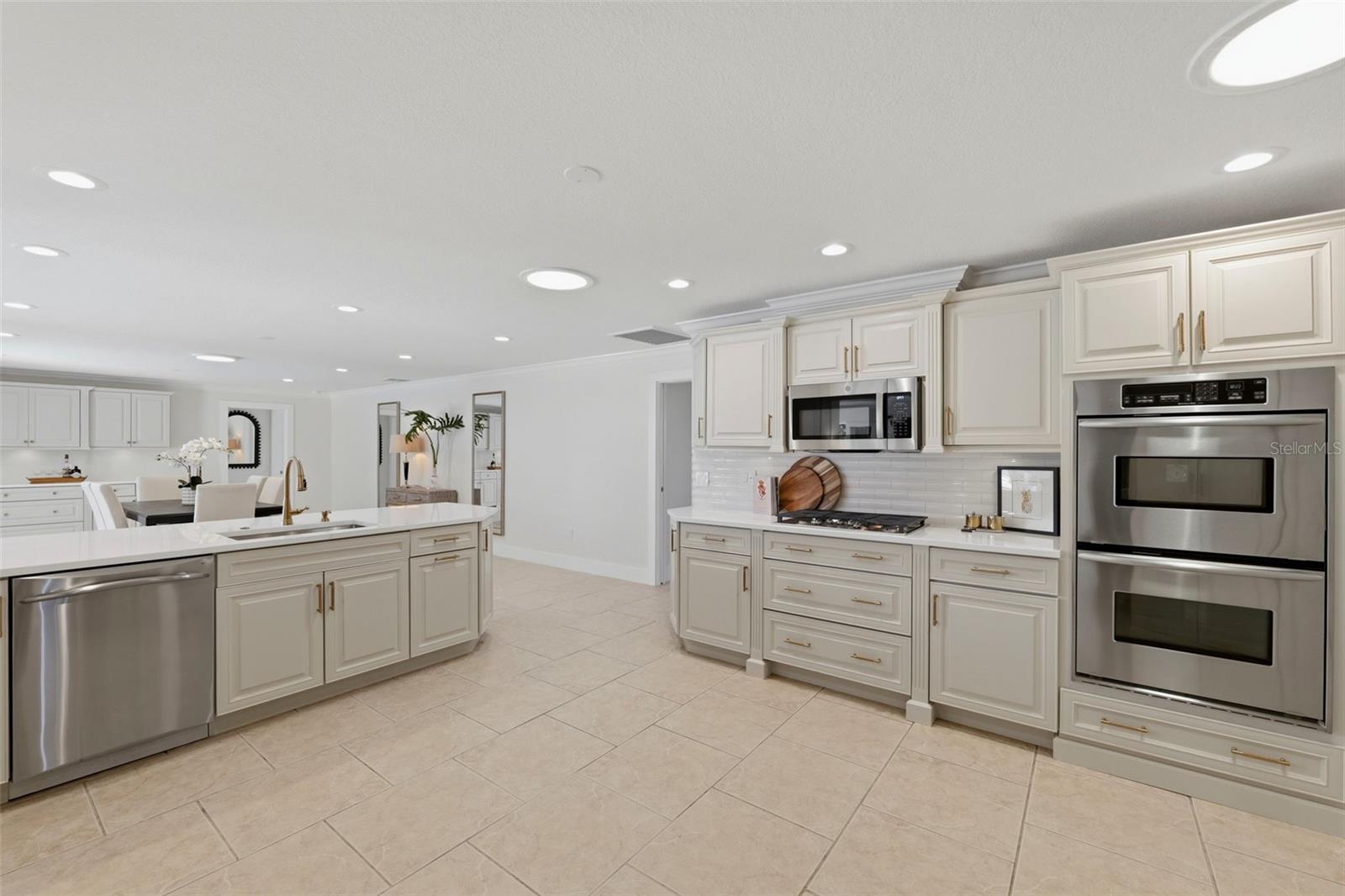 2080 HAWAII AVE NE, ST PETERSBURG, FL, 33703