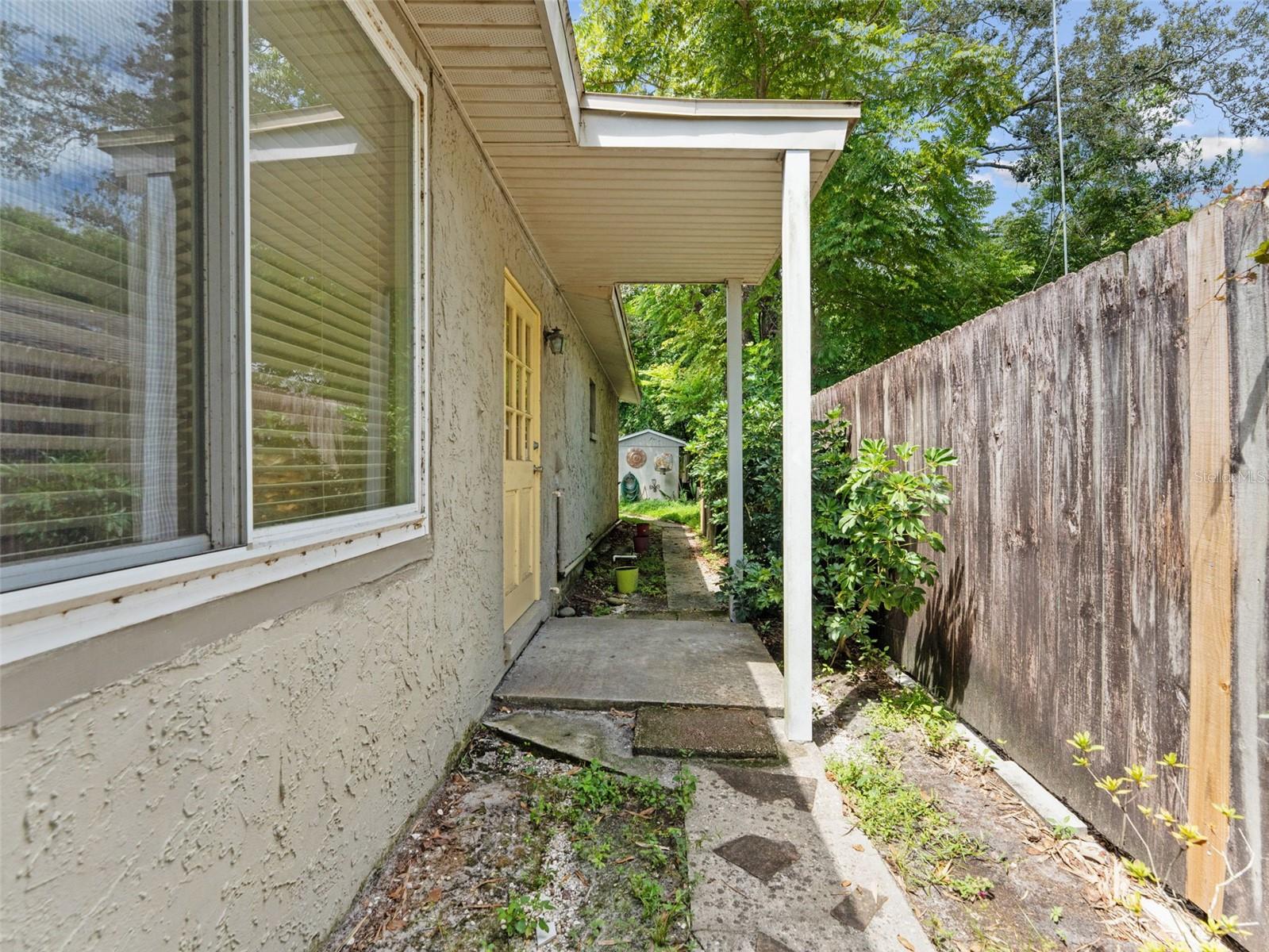 12510 NOREAST LAKE DR, TAMPA, FL, 33612