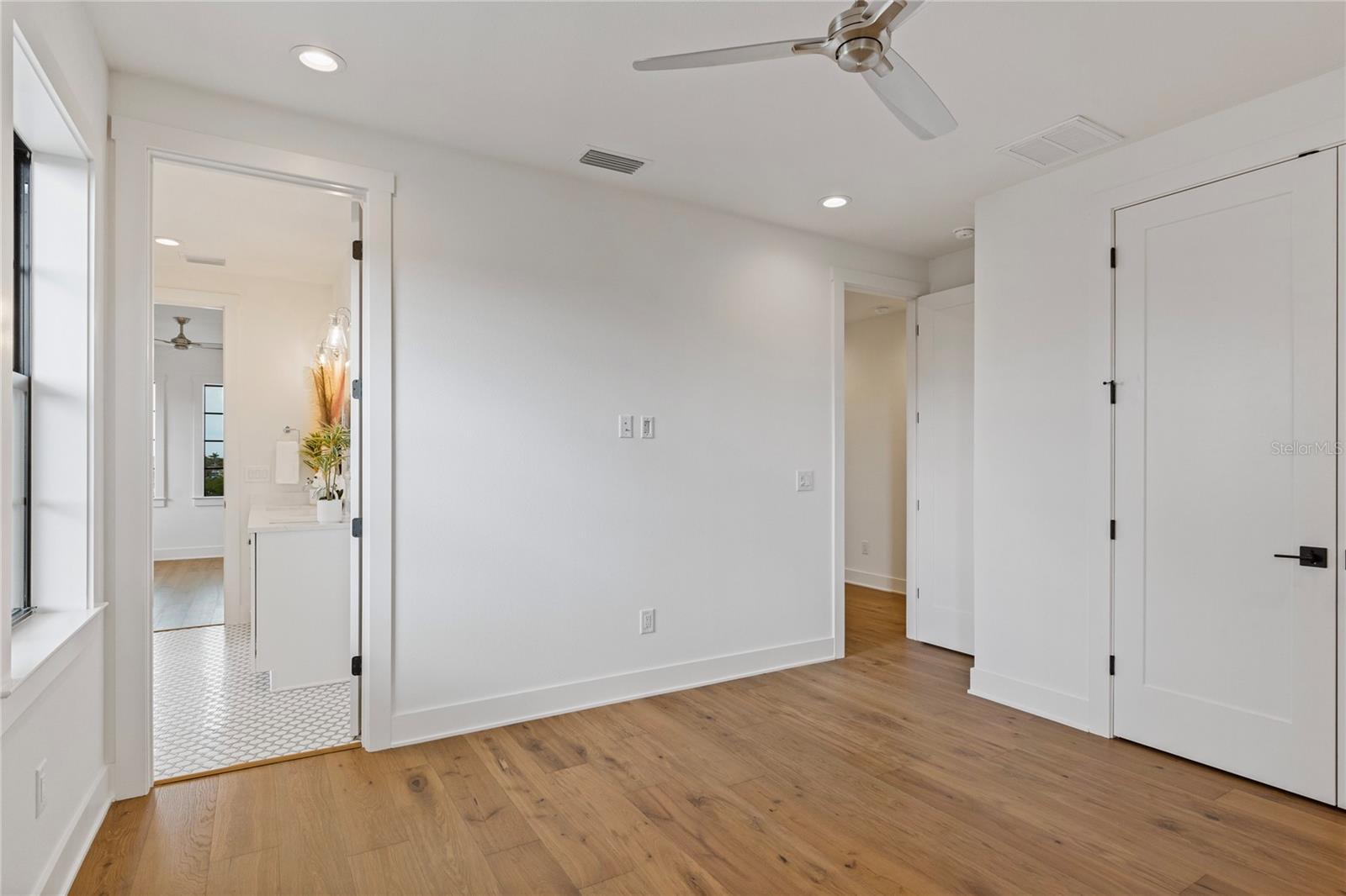 220 NINETIETH AVE NE, ST PETERSBURG, FL, 33702