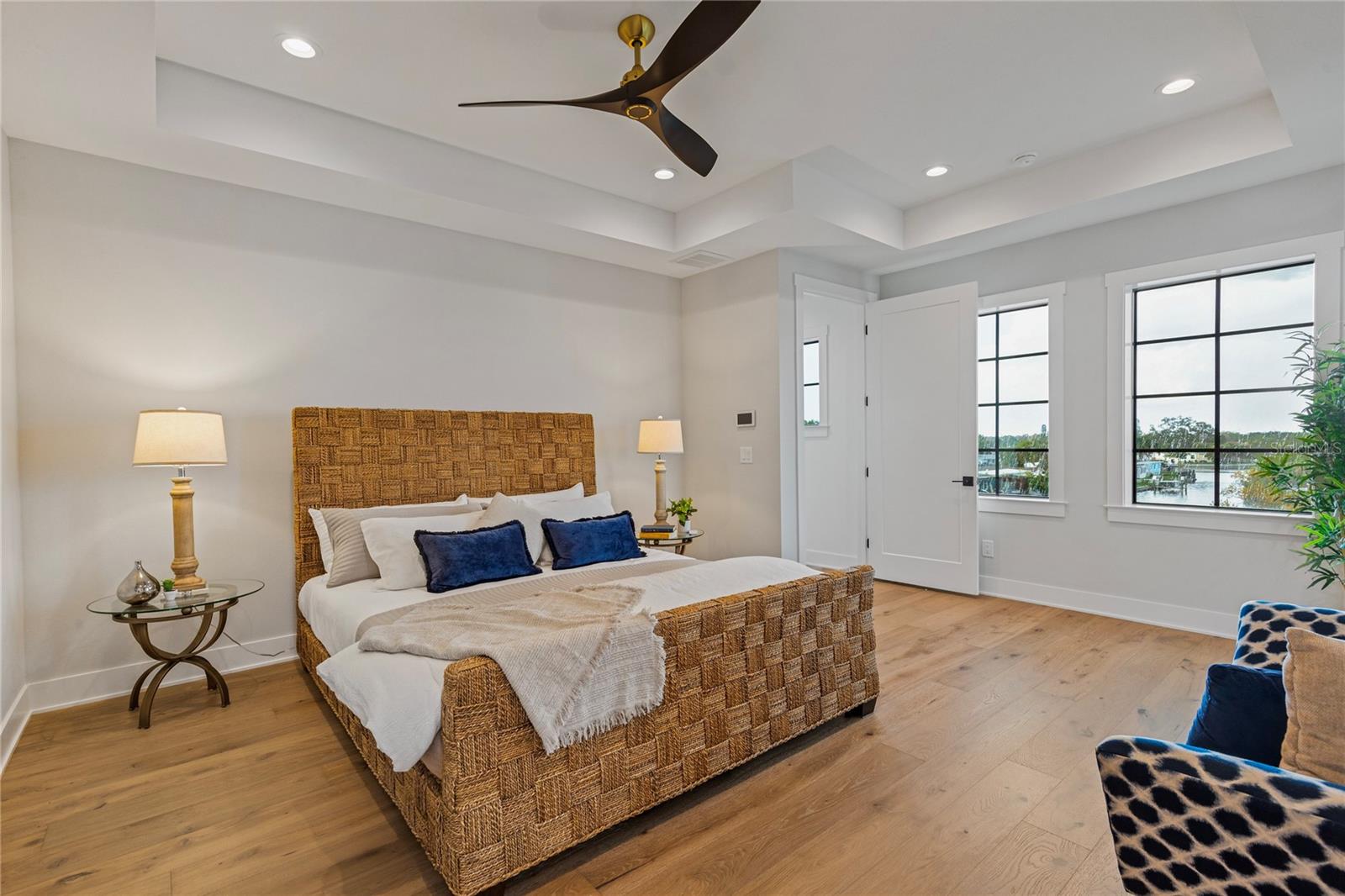 220 NINETIETH AVE NE, ST PETERSBURG, FL, 33702