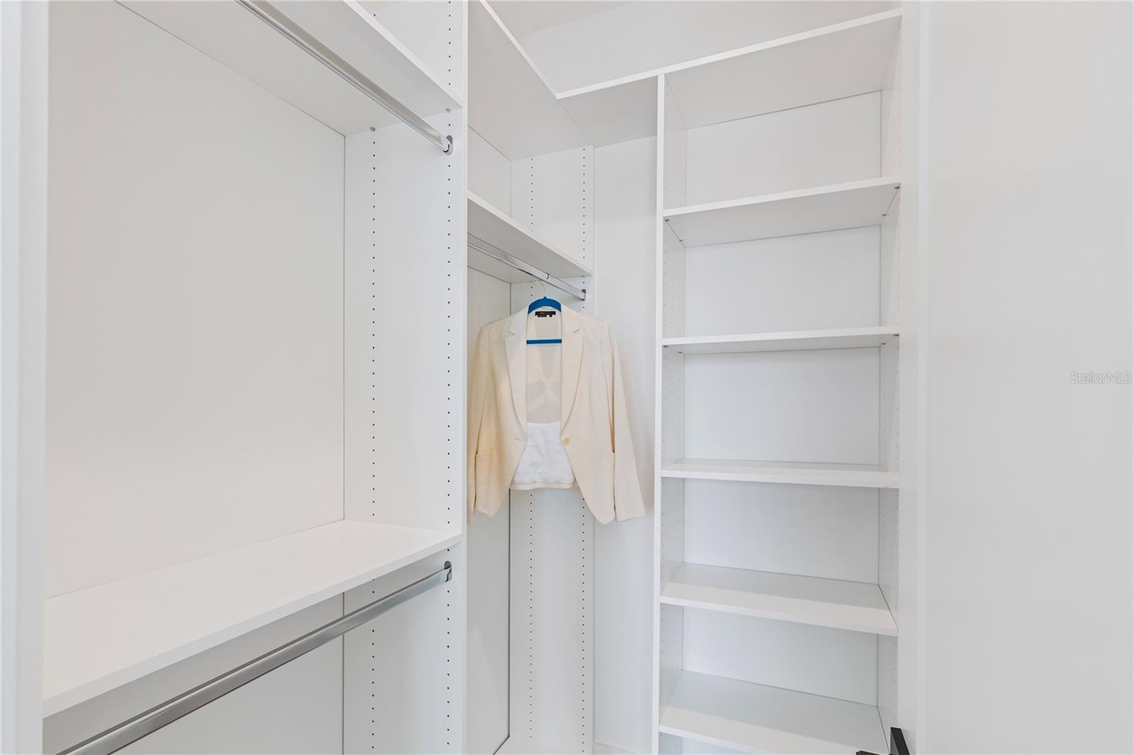 220 NINETIETH AVE NE, ST PETERSBURG, FL, 33702