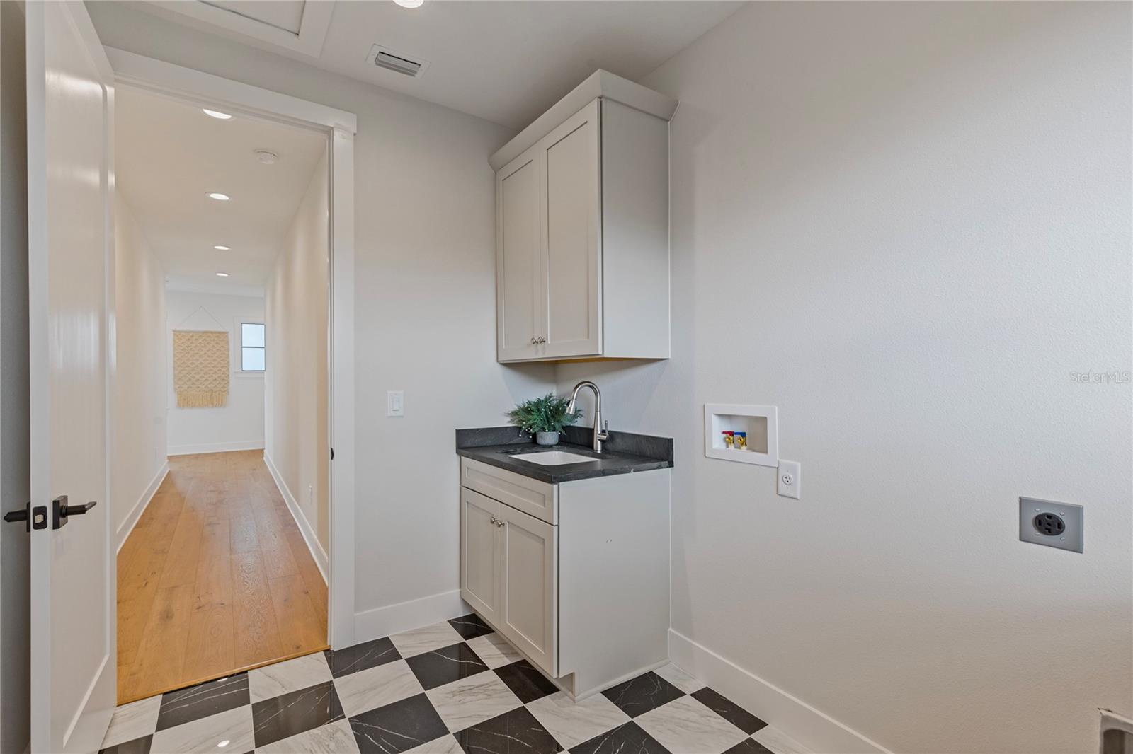 220 NINETIETH AVE NE, ST PETERSBURG, FL, 33702