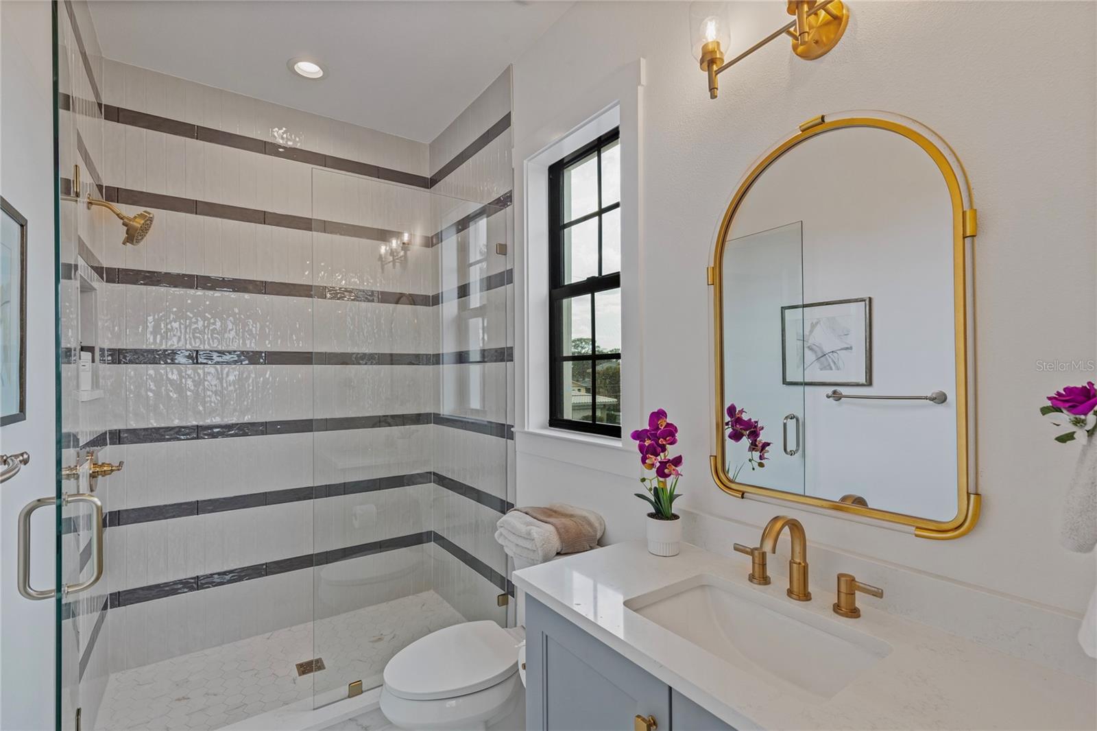 220 NINETIETH AVE NE, ST PETERSBURG, FL, 33702