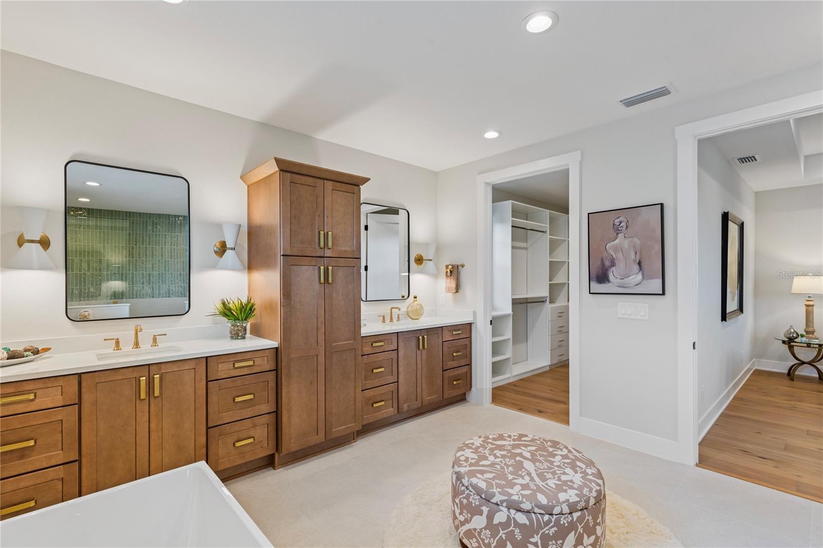 220 NINETIETH AVE NE, ST PETERSBURG, FL, 33702