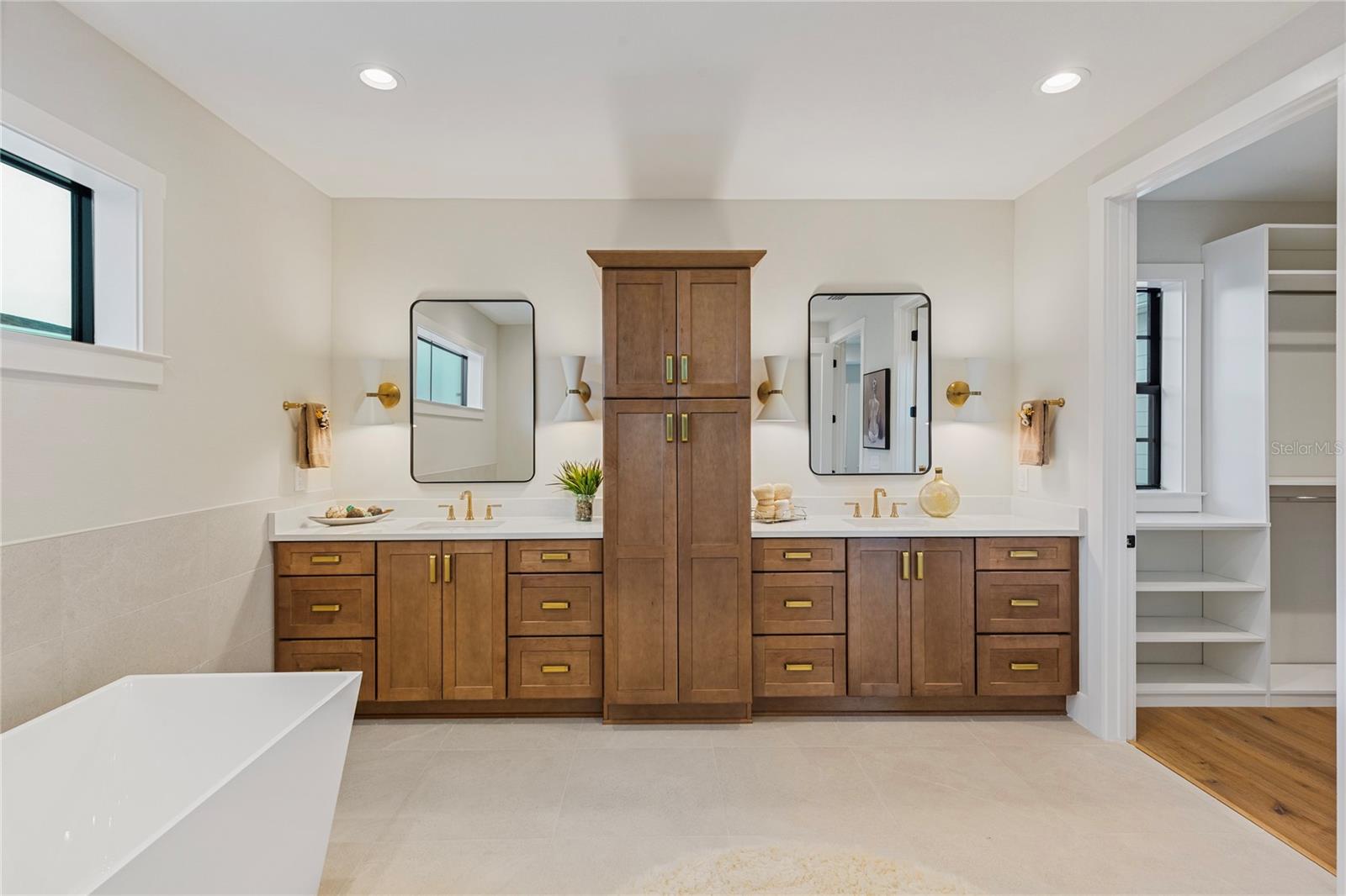 220 NINETIETH AVE NE, ST PETERSBURG, FL, 33702