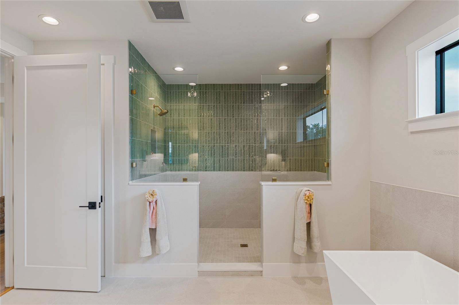 220 NINETIETH AVE NE, ST PETERSBURG, FL, 33702