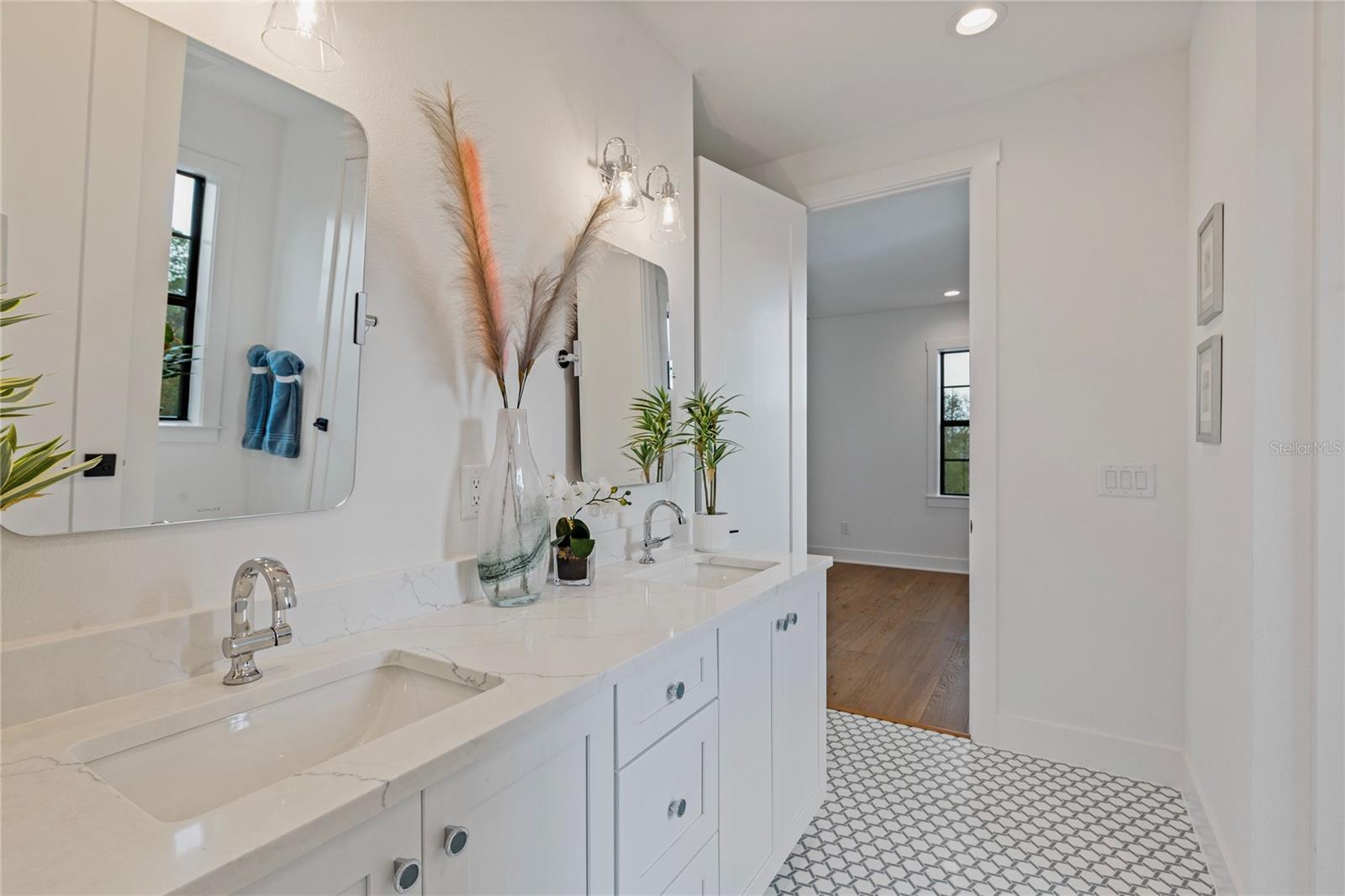 220 NINETIETH AVE NE, ST PETERSBURG, FL, 33702