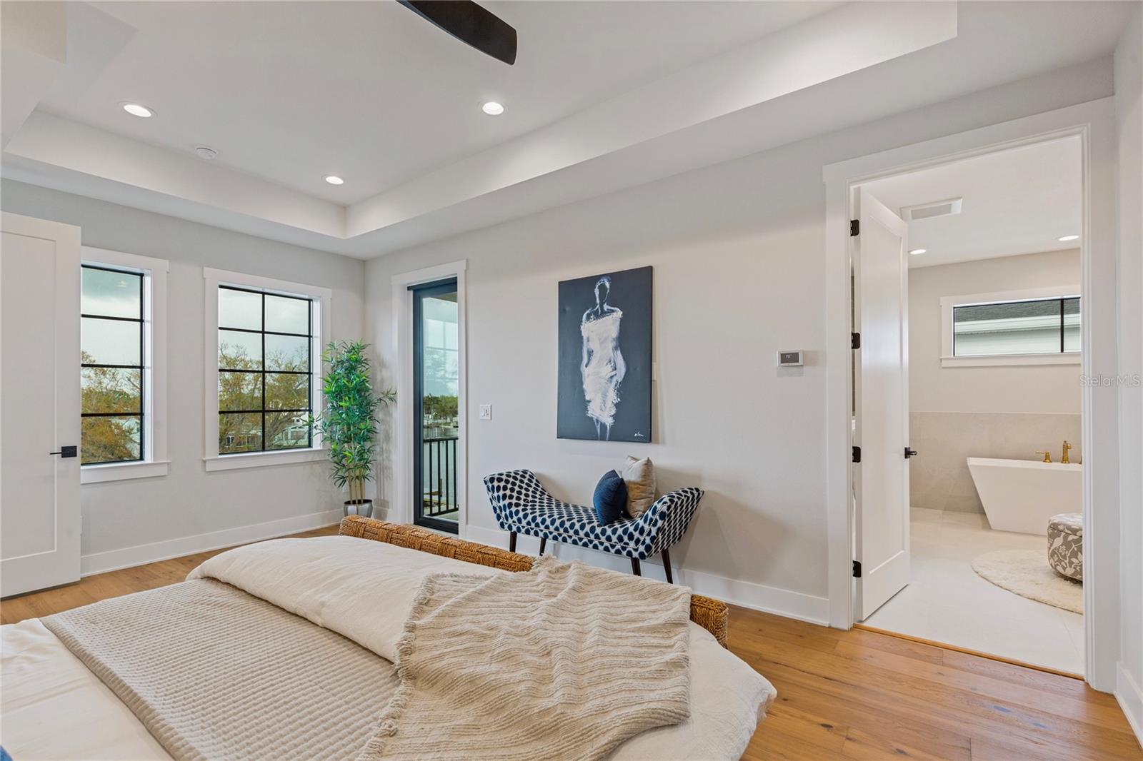 220 NINETIETH AVE NE, ST PETERSBURG, FL, 33702