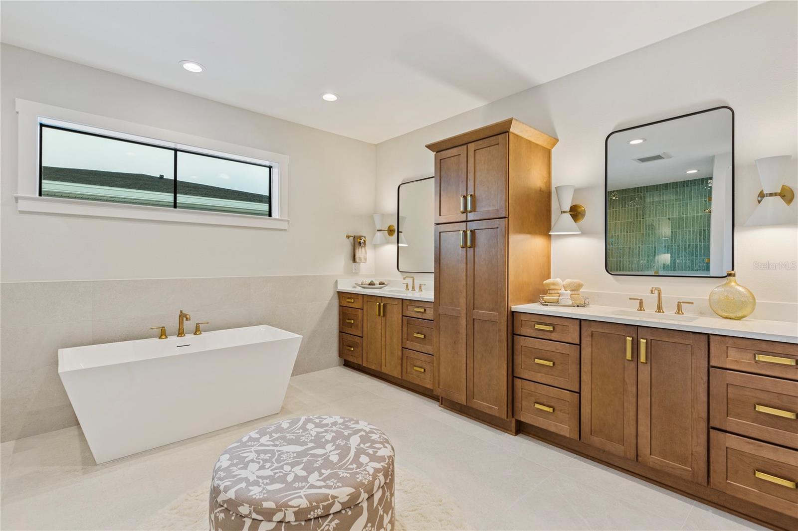 220 NINETIETH AVE NE, ST PETERSBURG, FL, 33702