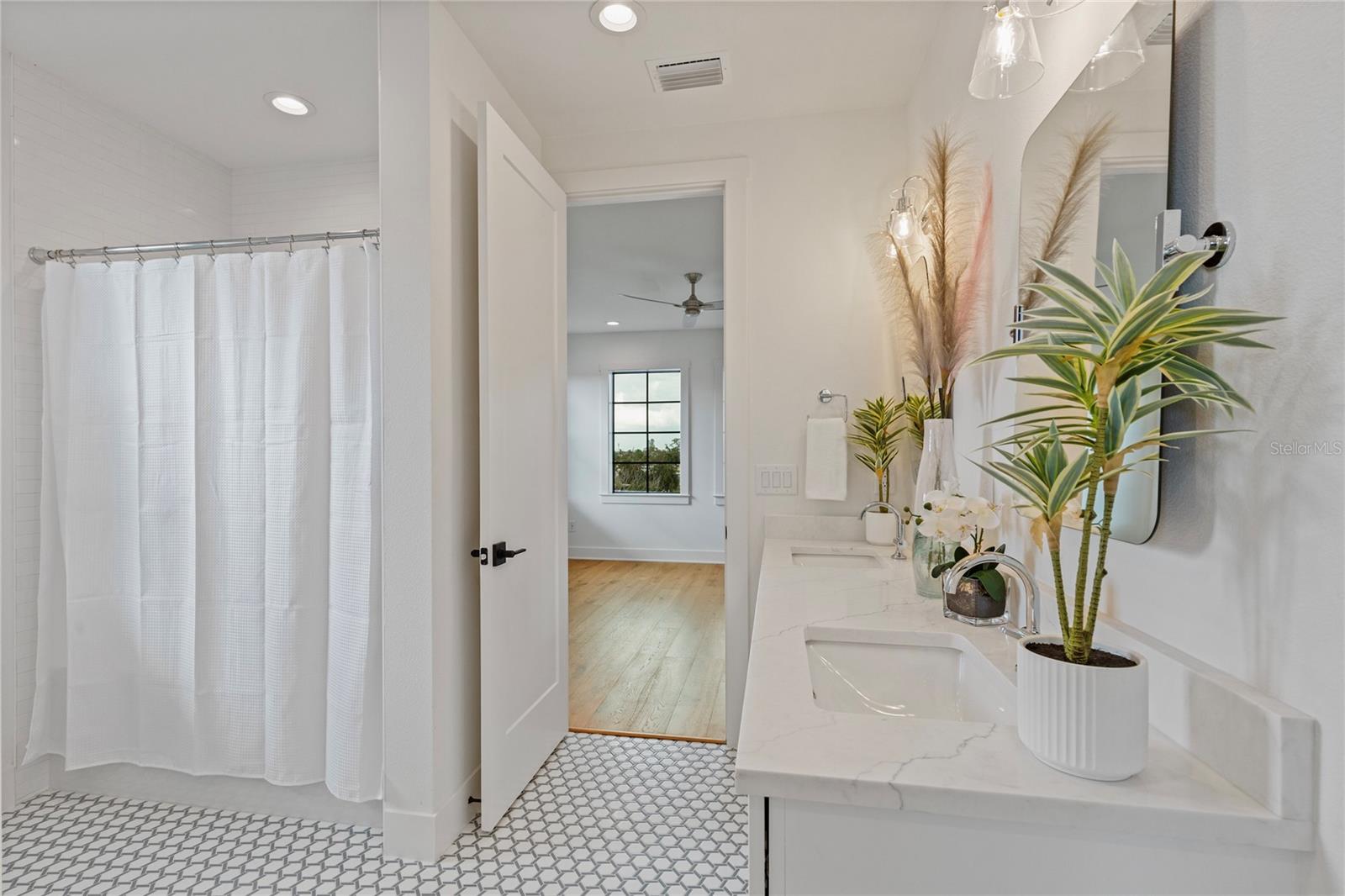 220 NINETIETH AVE NE, ST PETERSBURG, FL, 33702