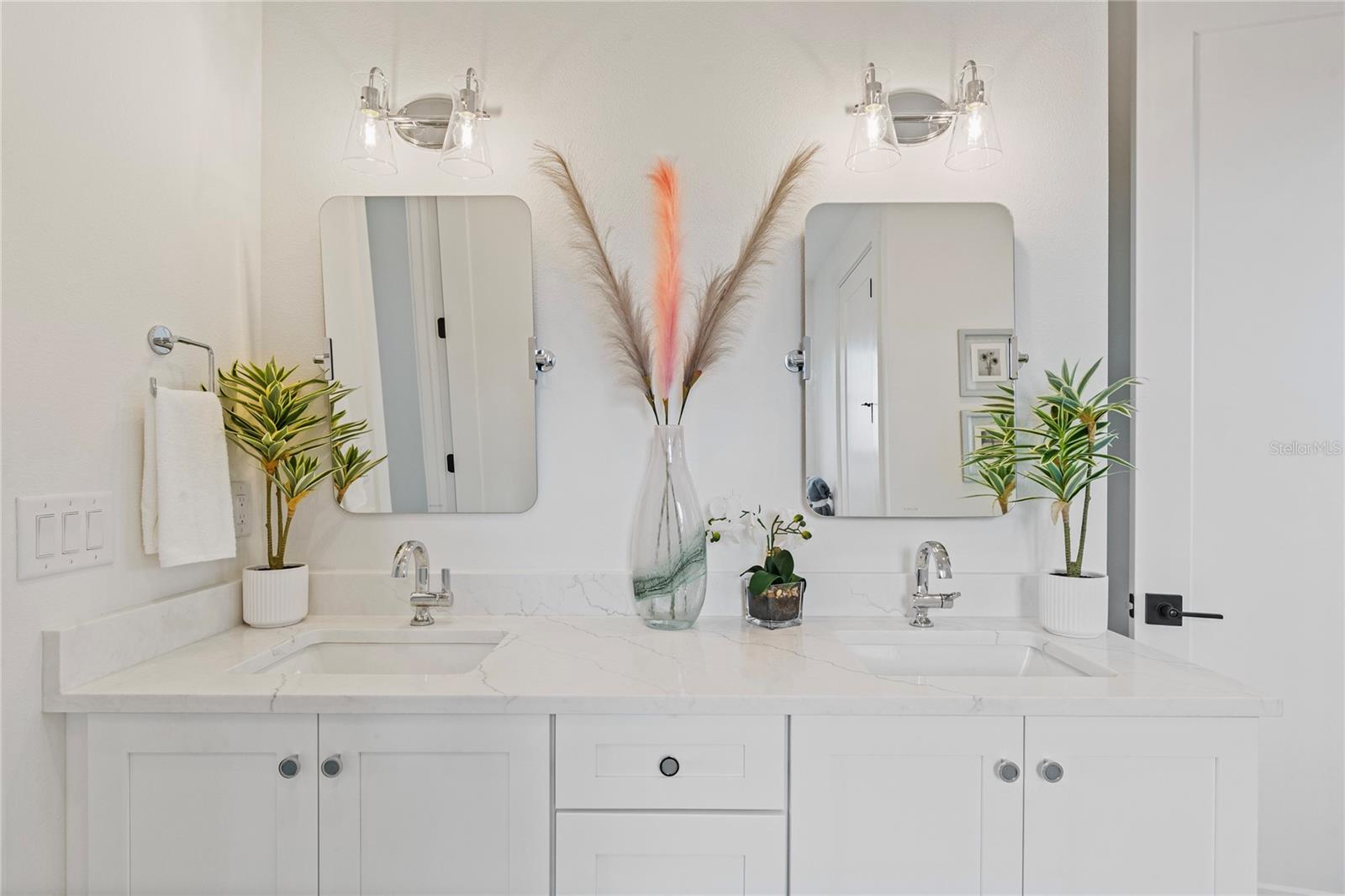 220 NINETIETH AVE NE, ST PETERSBURG, FL, 33702