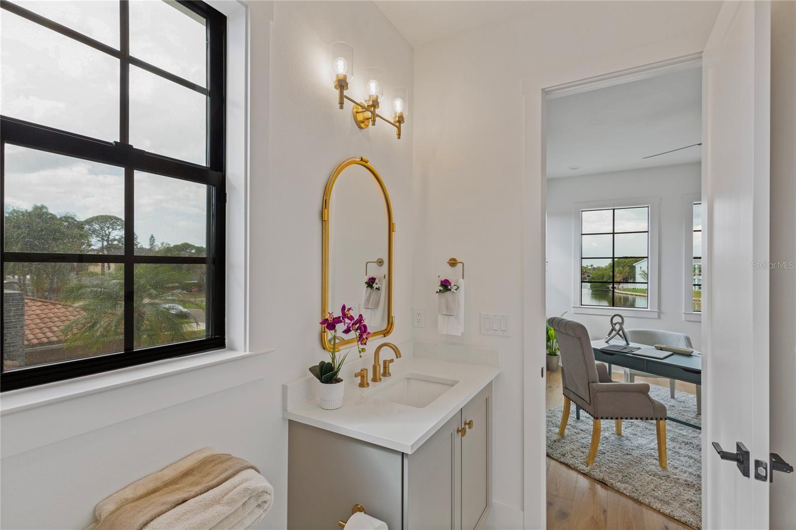 220 NINETIETH AVE NE, ST PETERSBURG, FL, 33702