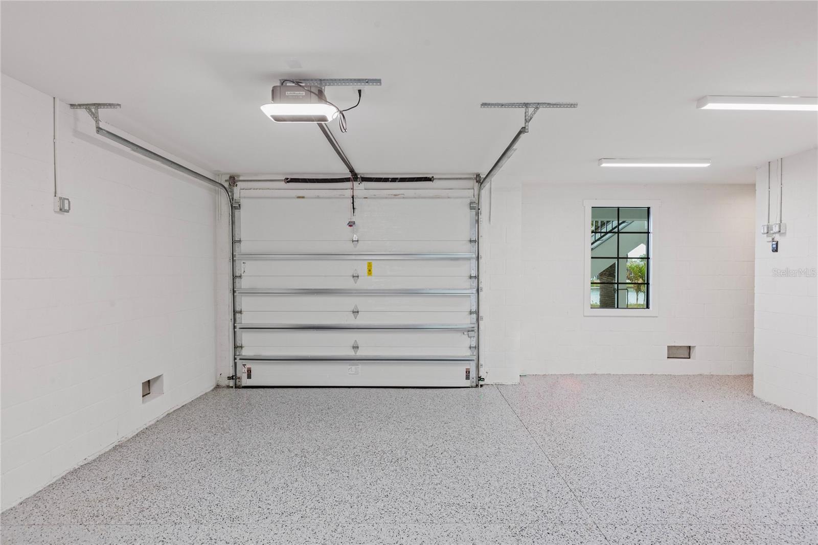 220 NINETIETH AVE NE, ST PETERSBURG, FL, 33702