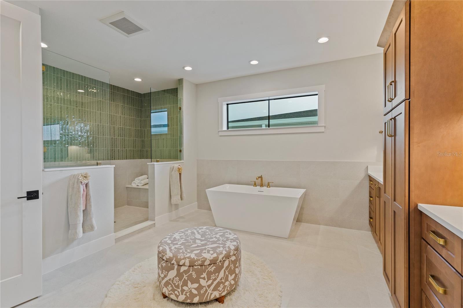 220 NINETIETH AVE NE, ST PETERSBURG, FL, 33702