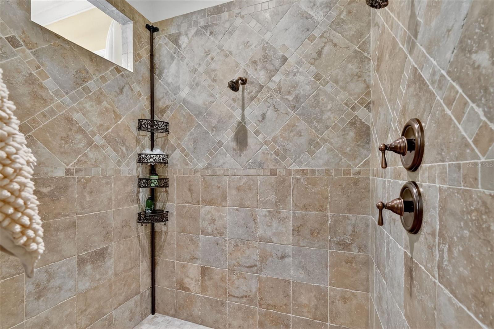 404 LONG AND WINDING RD, HOWEY IN THE HILLS, FL, 34737