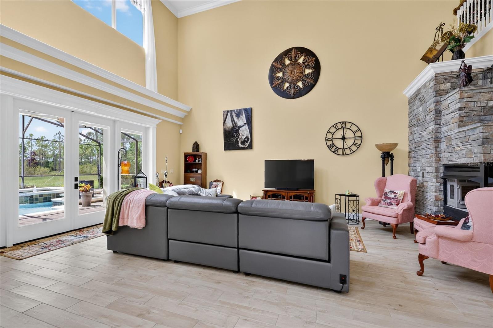 404 LONG AND WINDING RD, HOWEY IN THE HILLS, FL, 34737